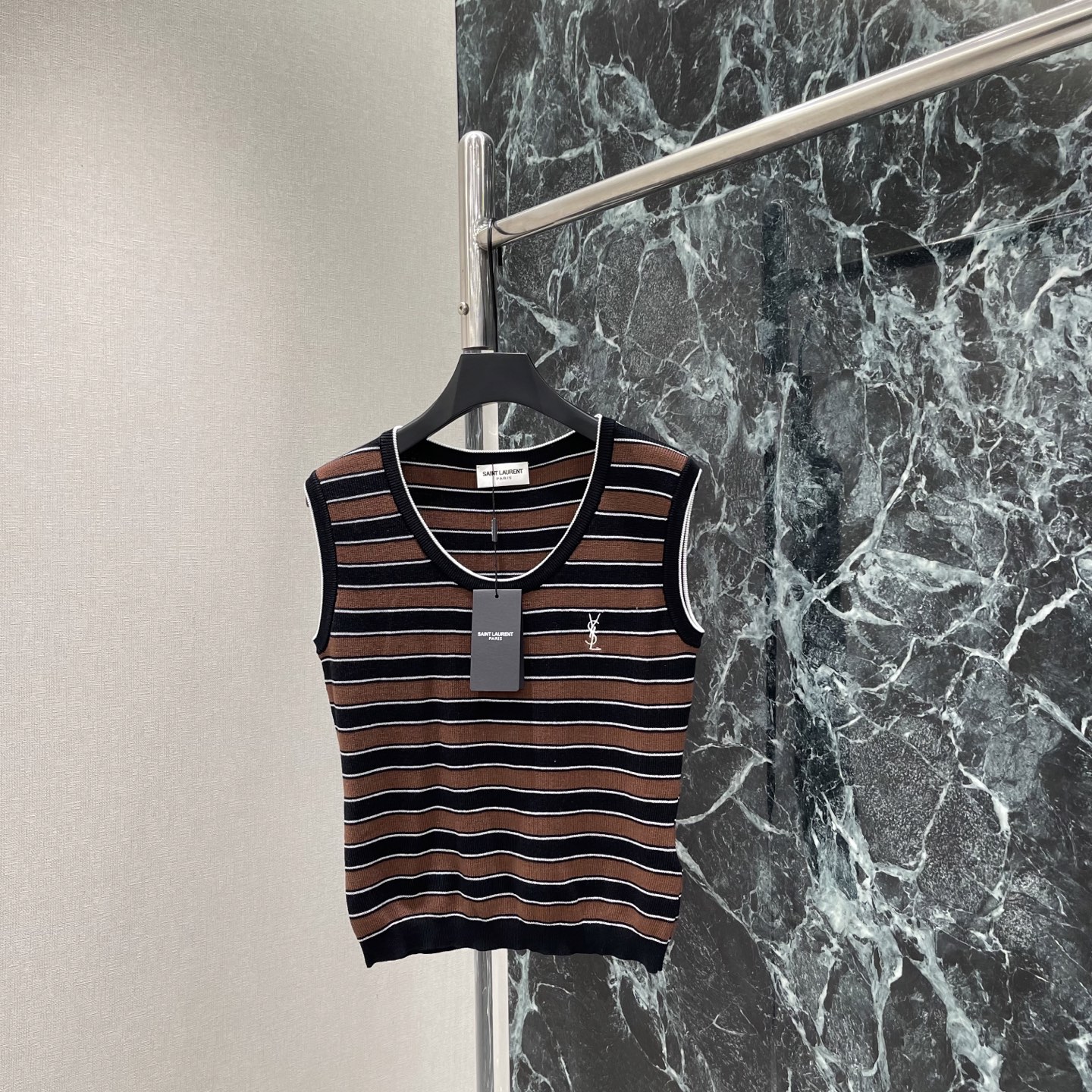 NO:886480,Saint Laurent's 26 new summer style striped knitted vest, striped contrasting design, full of simple retro style, super recognizable YSL embroidery on the chest, sleeveless round neck, worn alone or layered with shirts, the jackets are all outstanding, easy to control for commuting and leisure, fashionable and versatile! Two colors SML, Saint Laurent-clothing, saint laurent, saint laurent, jackets & coats, shirts,19860909圣罗兰 26夏季新款 条纹针织背心 条纹撞色设计 简约复古风满满 胸前YSL刺绣超有辨识度 无袖圆领 单穿或叠搭衬衫 外套都很出彩,通勤休闲都能轻松驾驭,时髦又百搭!两个色SML,圣罗兰-服装,saint laurent,saint laurent,jackets & coats,shirts,,Women's clothing