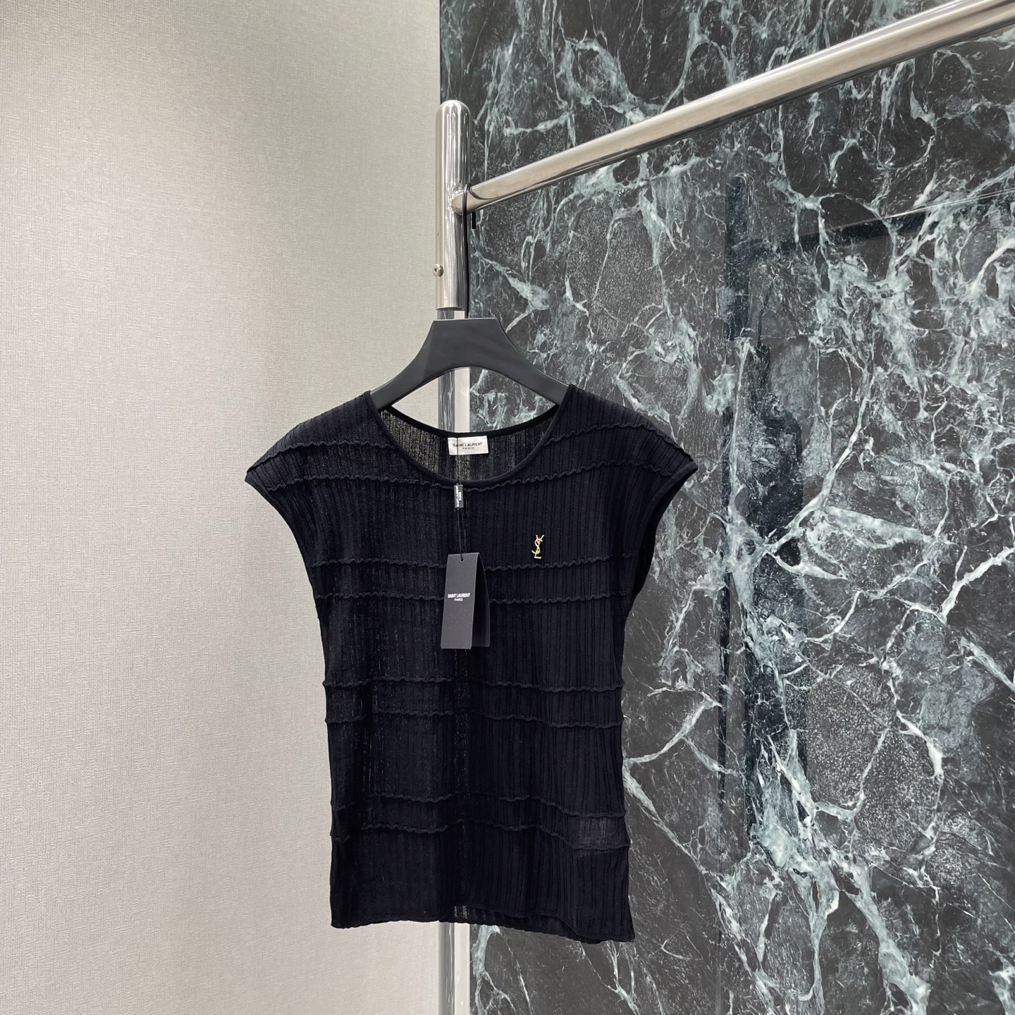 NO:886456,Saint Laurent 26 new summer style pleated knitted vest. Sleeveless round neck design + wavy pleats. Full sense of layering. The metal logo on the chest is very recognizable. Simple and elegant style. It can be easily controlled for commuting, daily life and vacation. It is versatile to wear alone or inside. It is easy to get the refreshing temperament! Three colors SML, mask-clothing, saint laurent, Moncler,19860909圣罗兰 26夏季新款 褶皱针织背心 无袖圆领设计+波浪褶皱 层次感满满,胸前金属Logo超有辨识度 简约优雅风格,通勤、日常、度假都能轻松驾驭,单穿或内搭都很百搭 清爽气质轻松get!三个色SML,蒙口-服装,saint laurent,Moncler,,Women's clothing