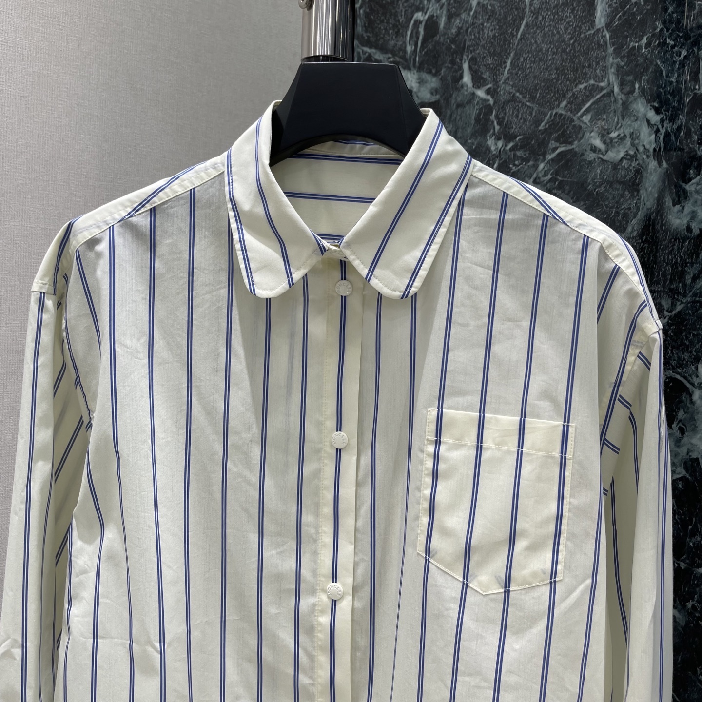 蒙口 26夏季新款 条纹长袖衬衫 轻薄透气 春夏穿超舒服!经典翻领+单侧胸袋，简约又实用 袖口可调节 细
