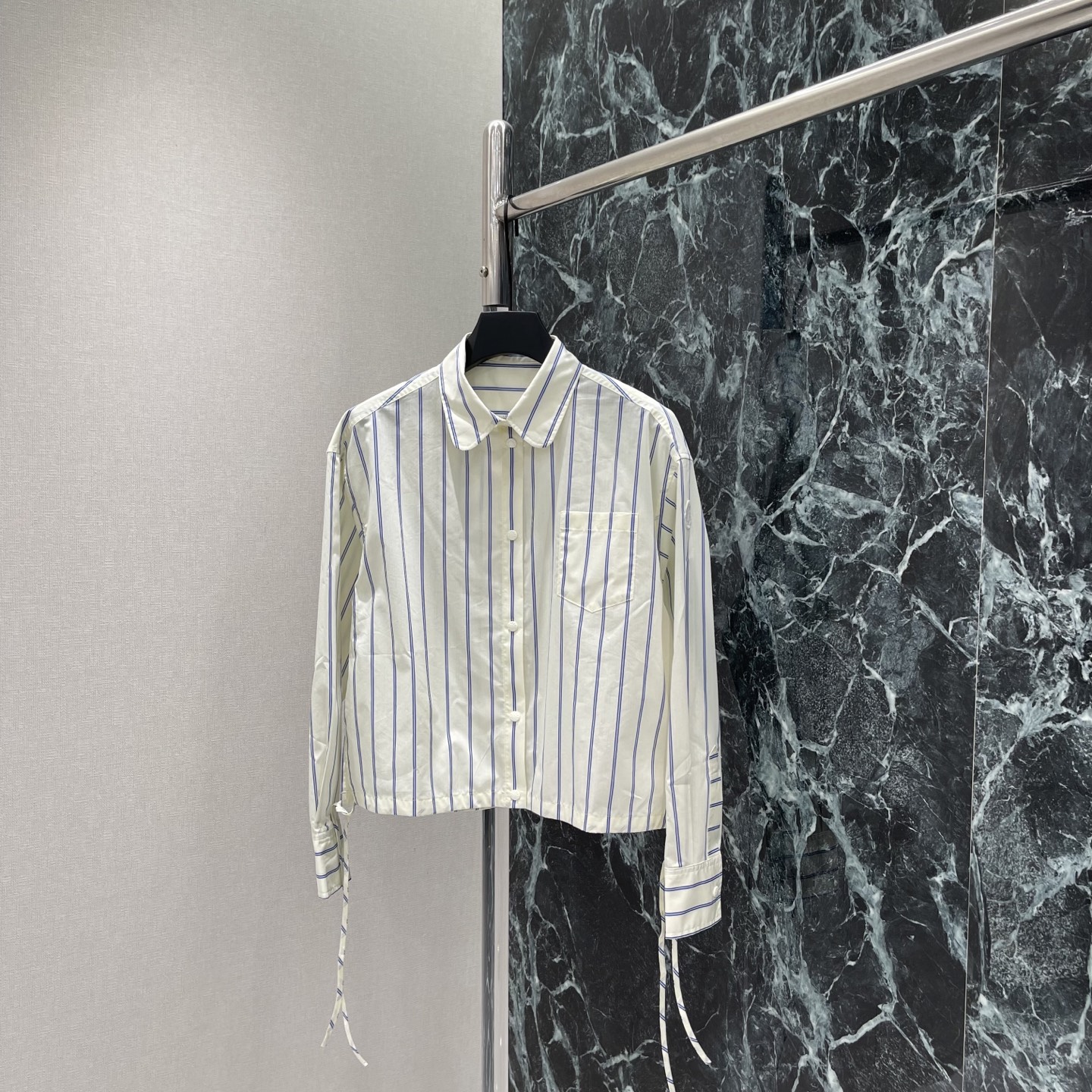 NO:886448,Meng Mou 26 new summer style striped long-sleeved shirt, light and breathable, super comfortable to wear in spring and summer! Classic lapel + unilateral chest pocket, simple and practical, adjustable cuffs, perfect details, striped design, refreshing and versatile, can be easily worn for commuting, leisure and vacation ~ match with jeans or shorts, easy to get a relaxed feeling! One color SML, Meng Mou-clothing, Moncler, shorts, jeans, shirts,19860909蒙口 26夏季新款 条纹长袖衬衫 轻薄透气 春夏穿超舒服!经典翻领+单侧胸袋,简约又实用 袖口可调节 细节满分,条纹设计清爽百搭通勤休闲度假都能轻松驾驭~搭配牛仔裤或短裤,轻松get松弛感穿搭!一个色SML,蒙口-服装,Moncler,shorts,jeans,shirts,,Women's clothing