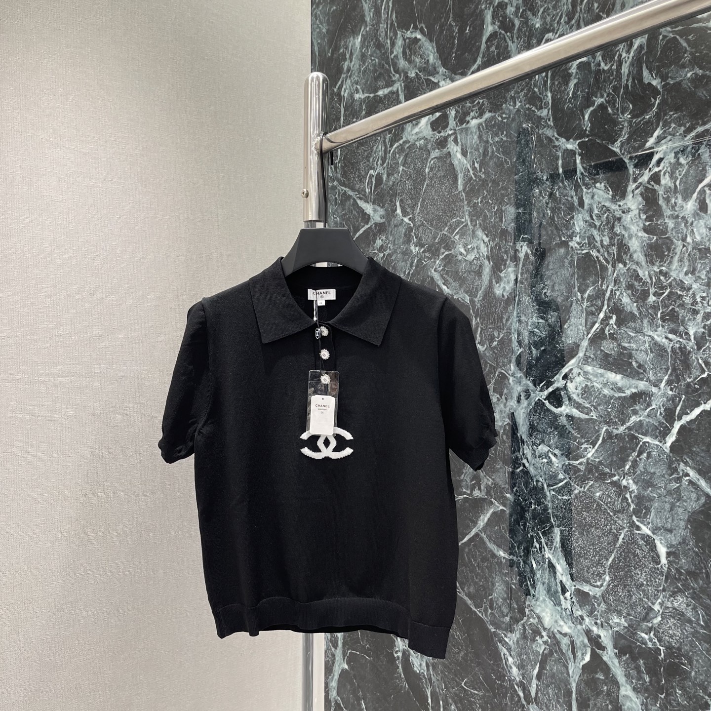NO:886431,Xiaoxiang's 26 new summer style knitted Polo shirt. The classic double CLogo embroidery on the front is super recognizable. Four exquisite buttons. Perfect details. Simple yet luxurious. Easy to control for daily commuting and leisure. It goes well with jeans or skirts. Get elegant and casual! Two colors SML, Chanel-clothing, chanel, skirts, jeans,19860909小香 26夏季新款 针织Polo衫 正面经典双CLogo刺绣超有辨识度 四颗精致纽扣 细节满分 简约又不失奢华 日常通勤 休闲都能轻松驾驭 搭配牛仔裤或半身裙都很出彩,优雅随性get!两个色SML,香奈儿-服装,chanel,skirts,jeans,,Women's clothing