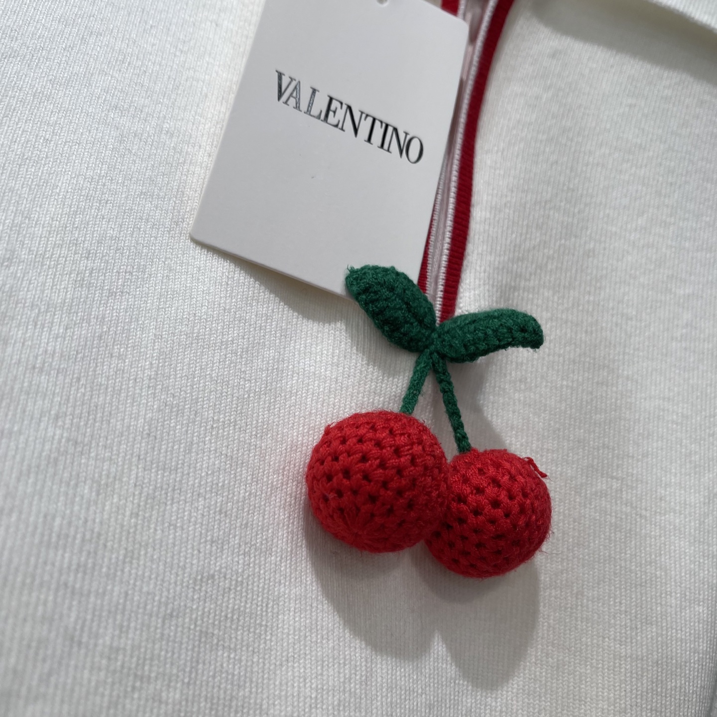 Val华伦 26夏季新款 樱桃针织无袖上衣 胸前樱桃刺绣超俏皮!夏天单穿或搭配半裙 牛仔裤都很出彩 无袖