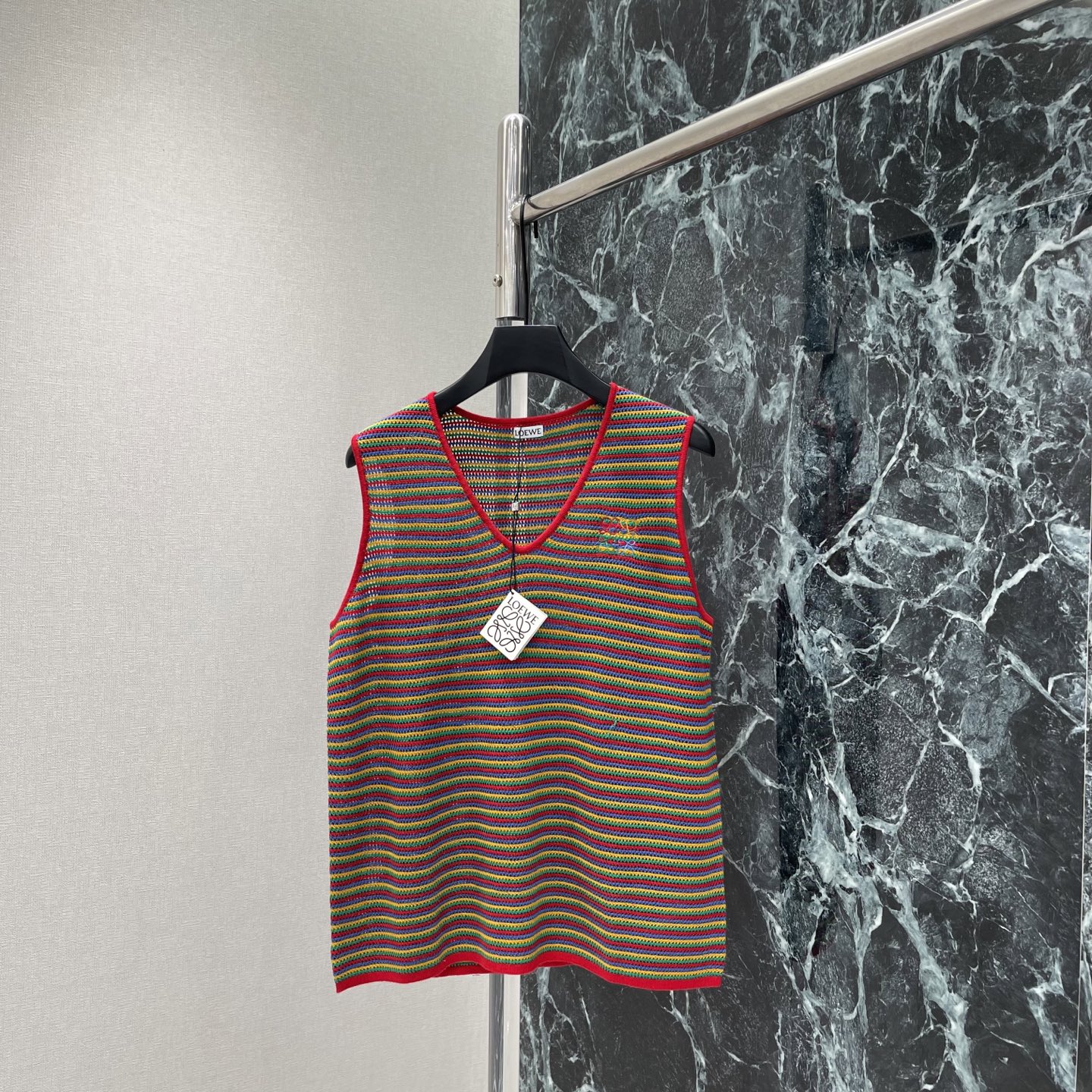 NO:886625,Loewe 26 new summer style colorful striped vest with multi-color stripe design and yellow edges, full of vitality! The brand embroidery on the chest has exquisite details and is highly recognizable. Sleeveless V-neck design can be worn alone or inside. It can easily create a fashionable layering. A must-have for fashionistas! Two colors of SML, Loewe-clothing, loewe,19860909罗意威 26夏季新款 彩色条纹背心 采用多色条纹设计 搭配黄色边缘 活力满满!胸前品牌刺绣 细节精致 辨识度高 无袖V领设计 单穿或内搭都很百搭 轻松打造时尚层次感.时髦精们必入!两个色SML,罗意威-服装,loewe,,Women's clothing