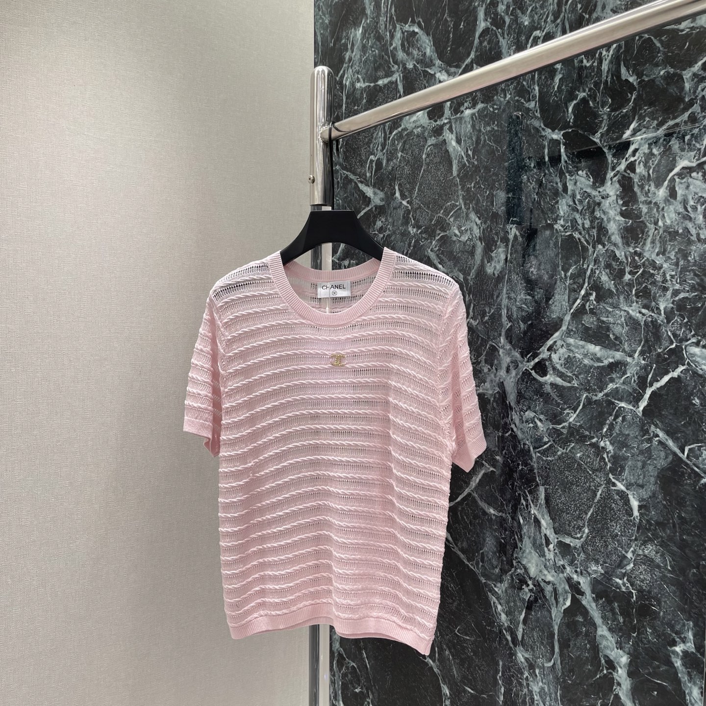 NO:886613,Xiaoxiang 26 new summer style hollow knitted short sleeves. The wavy stripe design is super layered. The double C metal logo on the chest is super eye-catching. The fabric is light and breathable. It is very comfortable to wear in summer. The round neck + short sleeves are simple and elegant. It can be easily managed for commuting and leisure. The French atmosphere directly fills the summer wardrobe. It is a must-have and versatile item for the summer wardrobe! Three colors SML, Chanel-clothing, chanel, T-shirt,19860909小香 26夏季新款 镂空针织短袖 波浪条纹设计超有层次感,胸前双C金属标志超吸睛 面料轻薄透气 夏天穿很舒服,圆领+短袖简约又优雅 通勤休闲都能轻松驾驭 法式氛围感直接拉满 是夏季衣橱必备百搭单品!三个色SML,香奈儿-服装,chanel,T-shirt,,Women's clothing