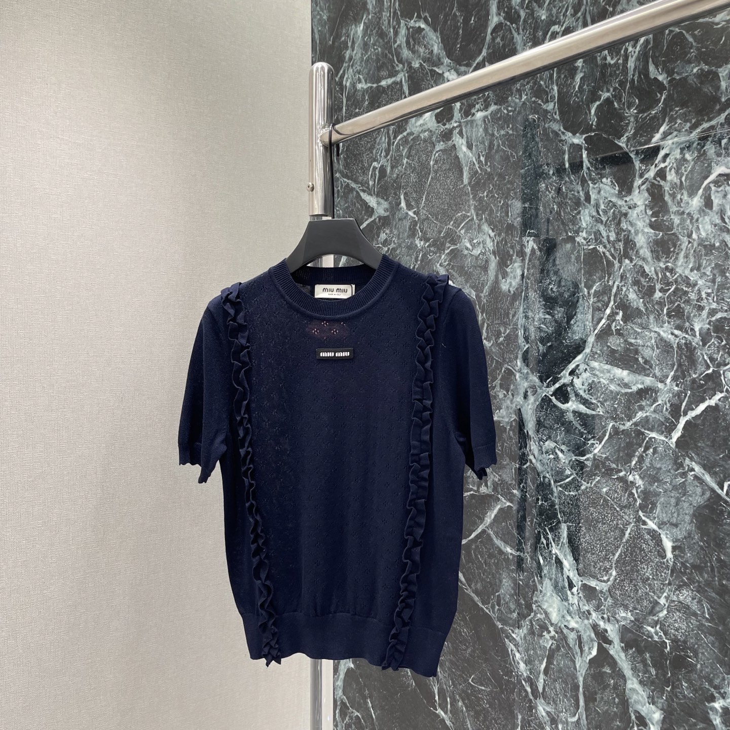 NO:887997,Miu 26 new summer model, ruffled knitted short-sleeves, exquisite hollow pattern, ruffled design with super layered feel. The brand badge on the chest is perfect for recognition! It can be easily controlled for daily commuting and leisure, and is elegant and playful when paired with a dress or high-waisted pants. The knitted material is breathable and comfortable, very suitable for spring and summer. Three colors SML, Miu Miu-clothing, miumiu, skirts, T-shirt,19860909Miu 26夏季新款 荷叶边针织短袖 精致镂空花纹 荷叶边设计超有层次感.胸前品牌徽章 辨识度满分!日常通勤、休闲都能轻松驾驭,搭配连衣裙或高腰裤 优雅又俏皮~针织材质透气舒适,春夏穿超合适.三个色SML,缪缪-服装,miumiu,skirts,T-shirt,,Women's clothing