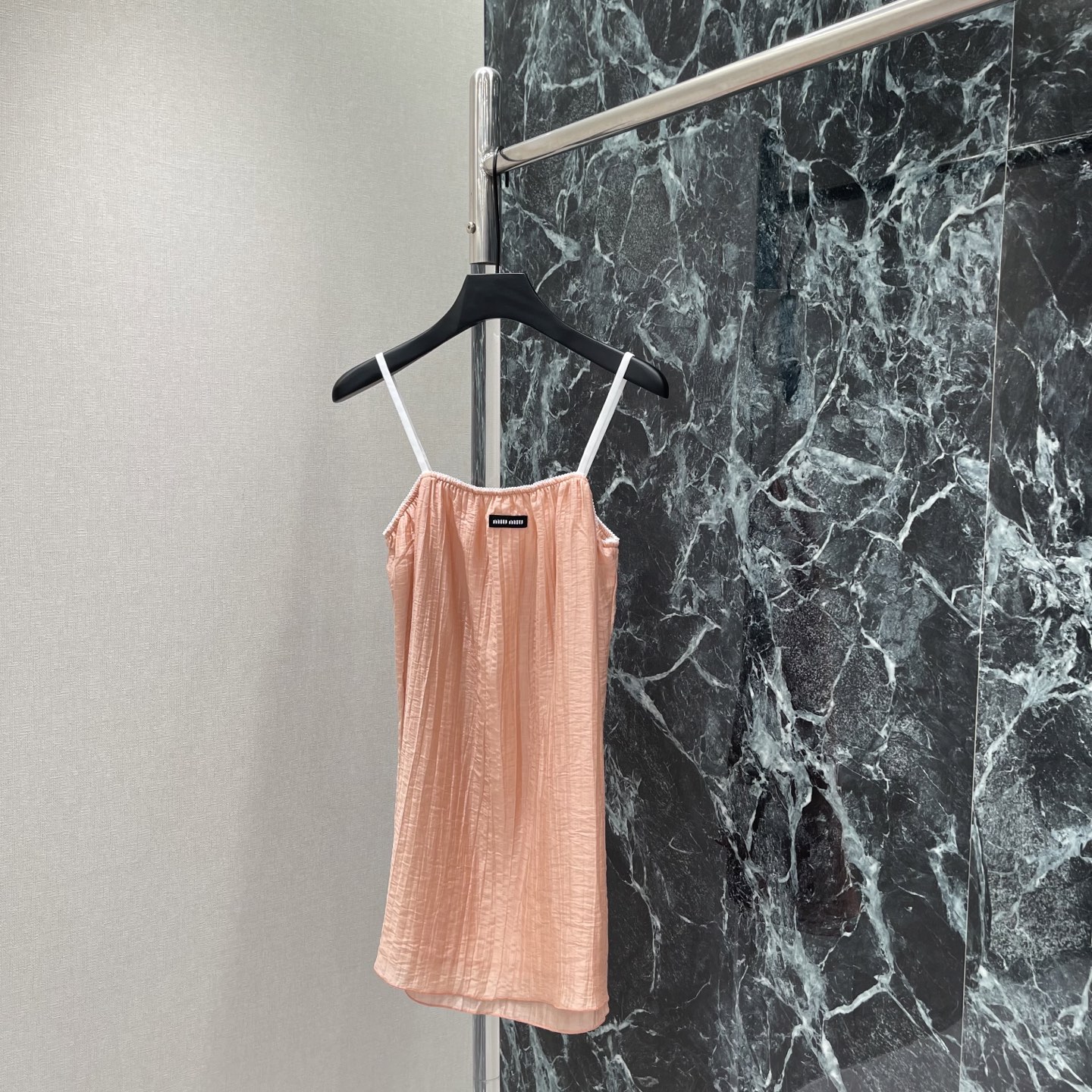 NO:888006,Miu 26 new summer style suspender dress is light and breathable, super comfortable to wear in summer! Pleated design + drape tailoring, soft and elegant, simple suspenders, easy to wear in daily life or vacation. The pink is gentle and white, a must-have for sisters with cool white skin! Pair it with the same color items, full of girly feeling, easy to get sweet girl style. One color SML, Miu Miu-clothing, miumiu, skirts,19860909Miu 26夏季新款 吊带连衣裙 轻薄透气,夏天穿超舒服!褶皱设计+垂感剪裁 柔美又显气质 吊带简约 日常或度假都能轻松驾驭 粉色温柔显白 冷白皮姐妹必入!搭配同色系单品 少女感满满,轻松get甜妹风.一个色SML,缪缪-服装,miumiu,skirts,,Women's clothing