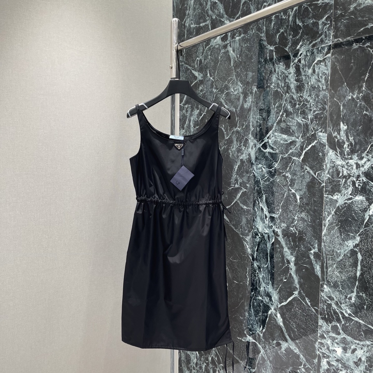 NO:889466,PD 26 new summer style nylon sleeveless dress, super comfortable to wear in summer! The waist drawstring modifies the figure and has a sense of design. The triangle logo on the neckline is very recognizable. It is simple and elegant, and can be easily worn in daily or formal occasions. The skirt is moderate in length, and paired with high heels or handbags, it will directly enhance your temperament! One color SML, Prada-clothing, prada, high heels, skirts,19860909PD 26夏季新款 尼龙无袖连衣裙 夏天穿超舒服! 腰部抽绳 修饰身形又有设计感 领口三角Logo超有辨识度 简约优雅,日常或正式场合都能轻松驾驭.裙长适中,搭配高跟鞋或手袋,气质直接拉满!一个色SML,普拉达-服装,prada,high heels,skirts,,Women's clothing