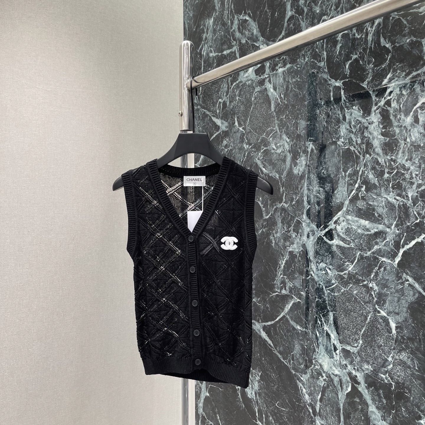 NO:889474,Xiaoxiang's 26 new summer model, diamond knitted vest, V-neck sleeveless design, front button closure, and the black double C logo on the left chest is very recognizable! The diamond texture is retro and elegant, making it easy to switch between multiple styles. The short cut can modify the body shape and can be easily used for daily commuting or casual occasions. It is a practical and fashionable versatile item! Two colors SML, Chanel-clothing, chanel,19860909小香 26夏季新款 菱格针织马甲 V领无袖设计 正面纽扣开合,左胸黑色双C标志超有辨识度! 菱格纹理复古优雅 轻松切换多种风格.短款剪裁 修饰身形日常通勤或休闲场合都能轻松驾驭 是实用又时髦的百搭单品!两个色SML,香奈儿-服装,chanel,,Women's clothing