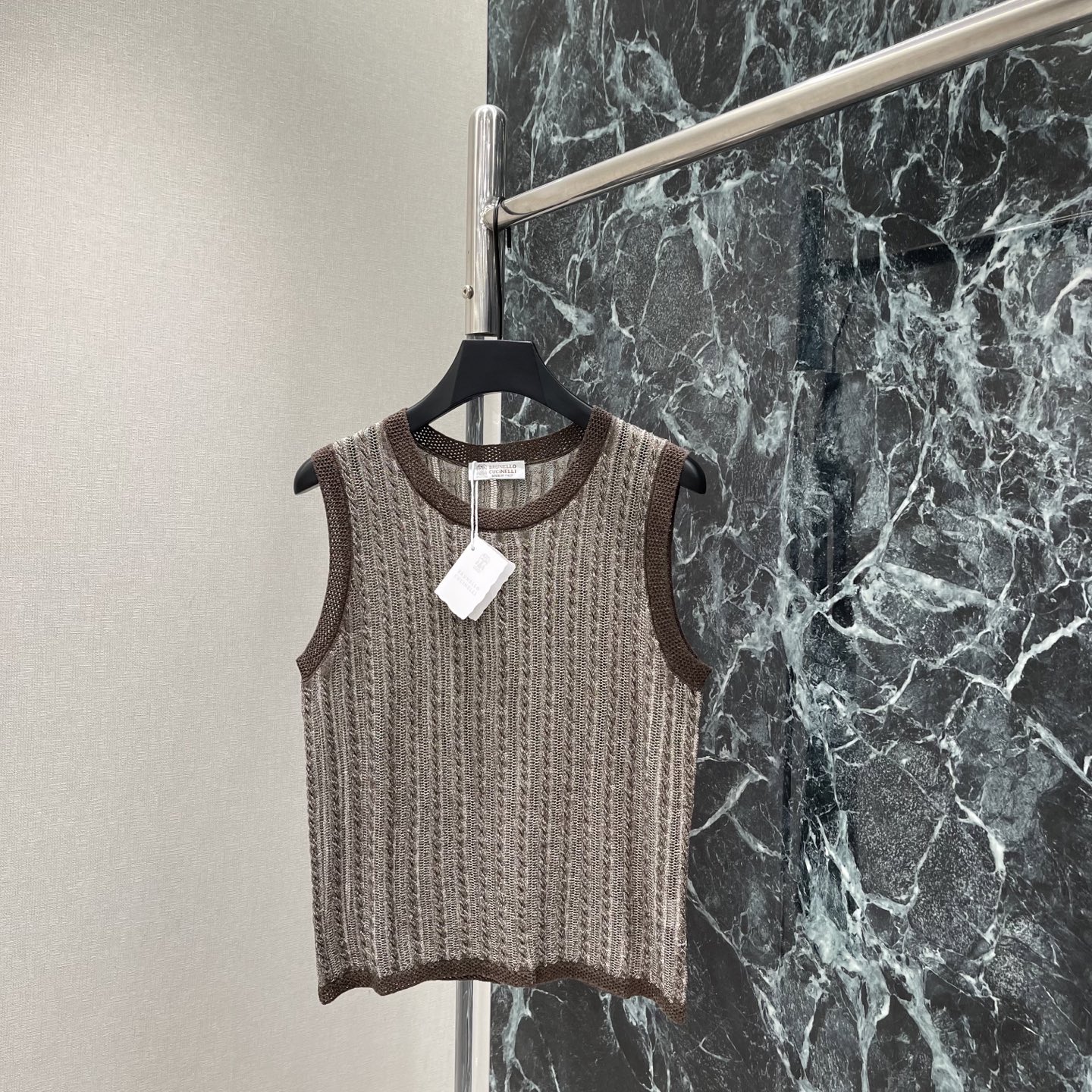 NO:889482,BC 26 new summer style twist knitted vest. Sleeveless round neck design + twist texture, simple and exquisite. It is great to wear alone or layered. It can be easily controlled whether commuting, vacationing or daily life. It is comfortable and textured. It is a must-have and practical item in the wardrobe! Two colors SML, women's clothing,19860909BC 26夏季新款 麻花针织背心 无袖圆领设计+麻花纹理,简约又精致 单穿或叠穿都很出彩~无论通勤、度假还是日常 都能轻松驾驭 舒适又有质感 是衣橱必备实用单品!两个色SML,女装,,Women's clothing