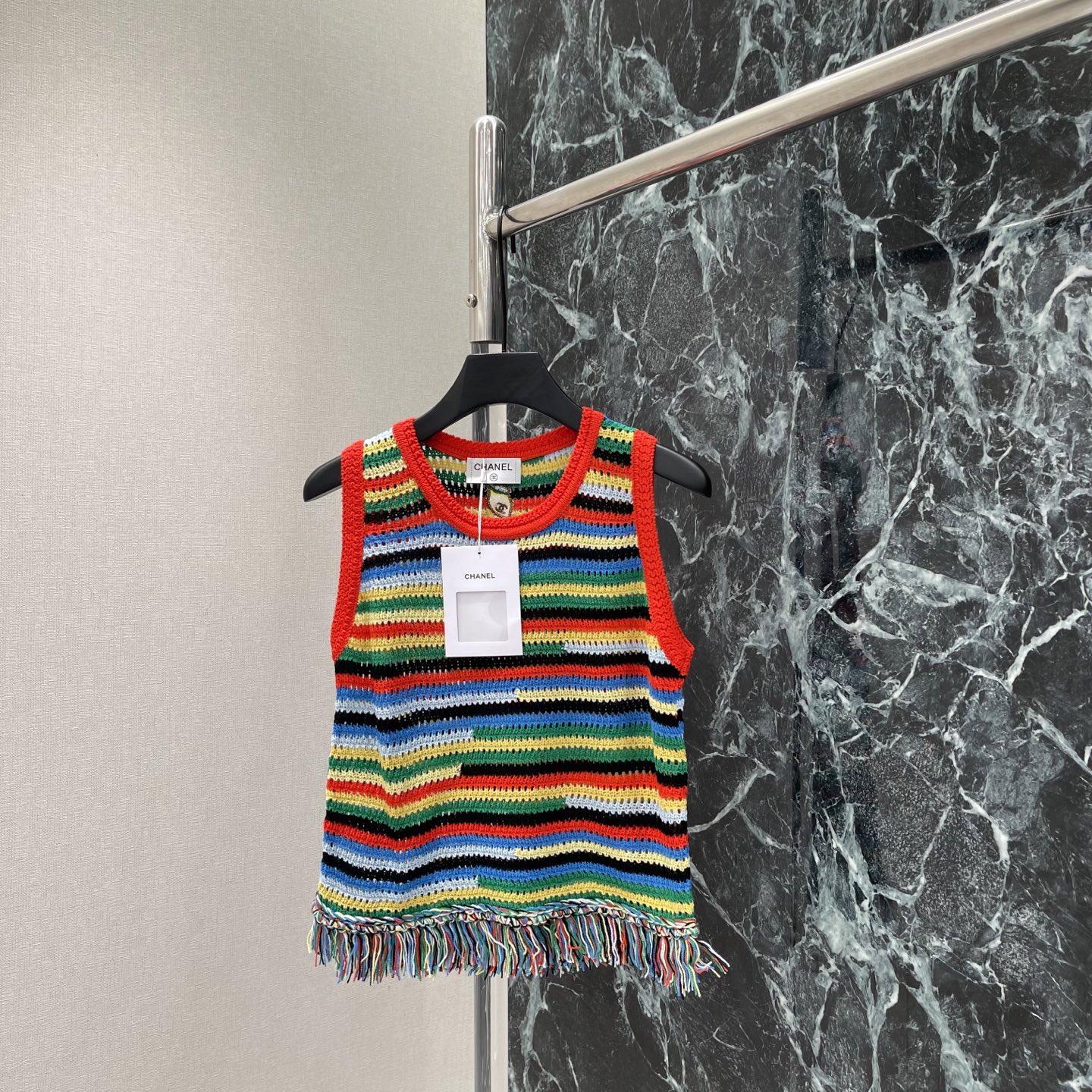 NO:896723,(Vest) 200 (Skirt) Xiaoxiang rainbow striped vest and skirt. The knitted fabric has good elasticity and fits the body shape. Vest + skirt combination. The waist is embellished with tassels. Playful and smart. It is perfect for beach vacations, summer parties or daily casual wear. Pair it with straw bag flat sandals to easily get a fresh and fashionable look! One color SML, Chanel-clothing, chanel, sandals, espadrilles, skirts,19860909（背心）200（半裙） 小香 彩虹条纹背心半裙 针织面料弹性好 贴合身形,背心+短裙组合 腰部流苏点缀 俏皮又灵动 超适合海边度假、夏日派对或日常休闲穿搭 搭配草编包平底凉鞋 轻松get清新时尚look!一个色SML,香奈儿-服装,chanel,sandals,espadrilles,skirts,,Women's clothing