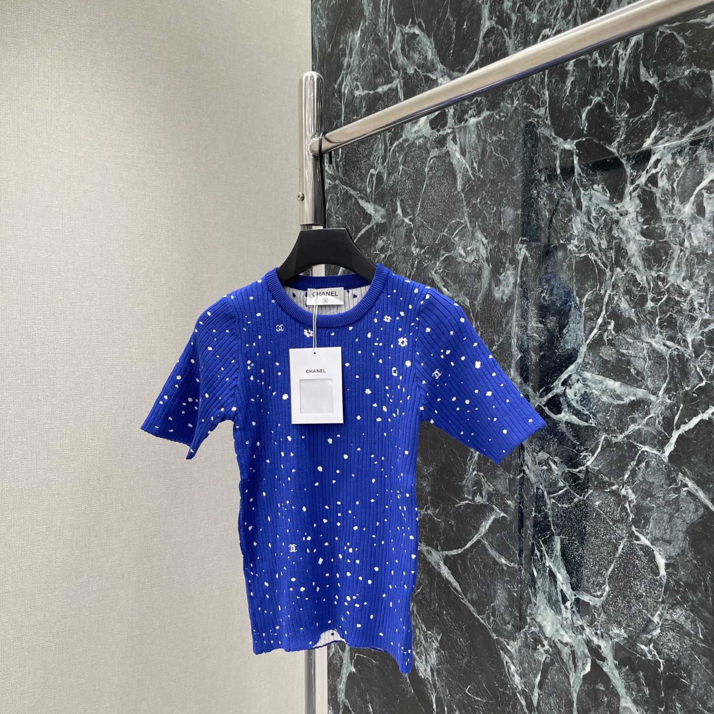 小香 26夏季新款 满天星针织短袖 白色双C标志+满天星图案，低调又有辨识度。圆领设计简约大方 短袖适合
