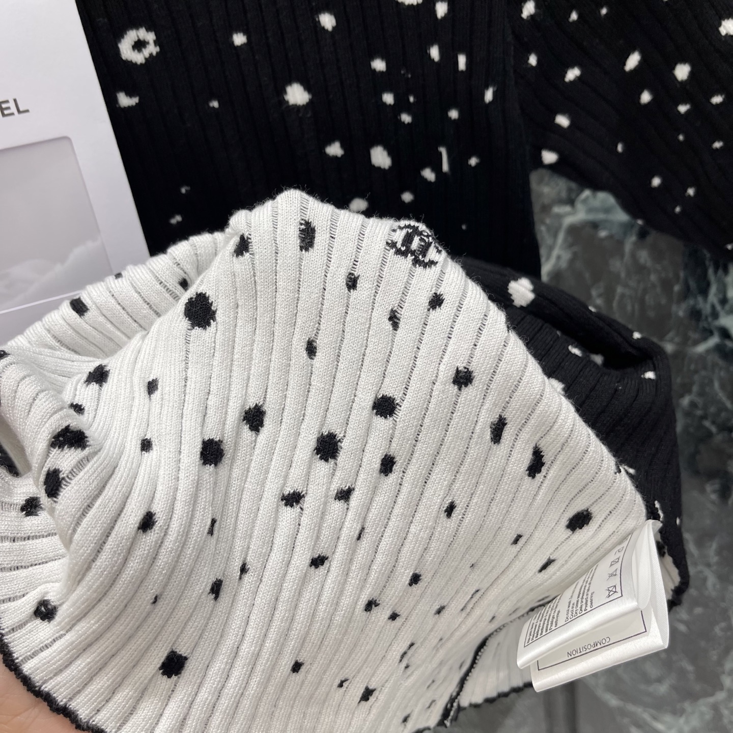 小香 26夏季新款 满天星针织短袖 白色双C标志+满天星图案，低调又有辨识度。圆领设计简约大方 短袖适合