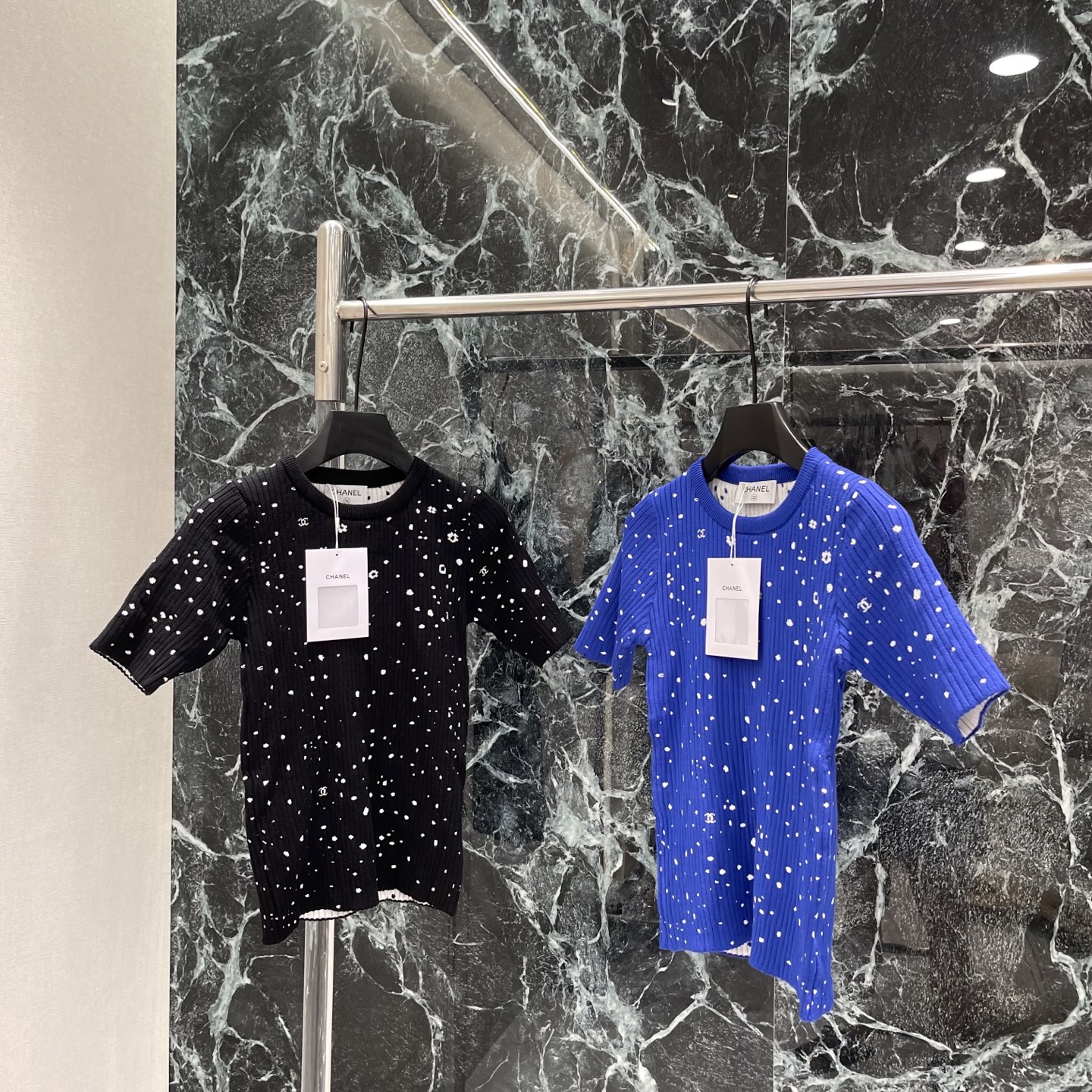 小香 26夏季新款 满天星针织短袖 白色双C标志+满天星图案，低调又有辨识度。圆领设计简约大方 短袖适合