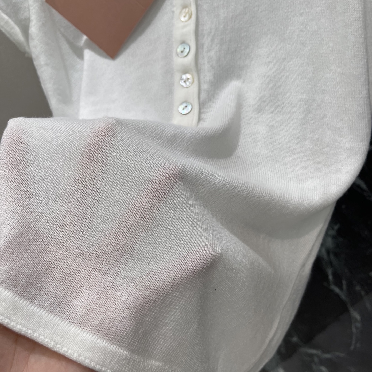Miu 26早秋新款 半扣短袖上衣 半开襟纽扣设计+胸前品牌刺绣，细节满分 辨识度高 正肩剪裁修身显瘦通
