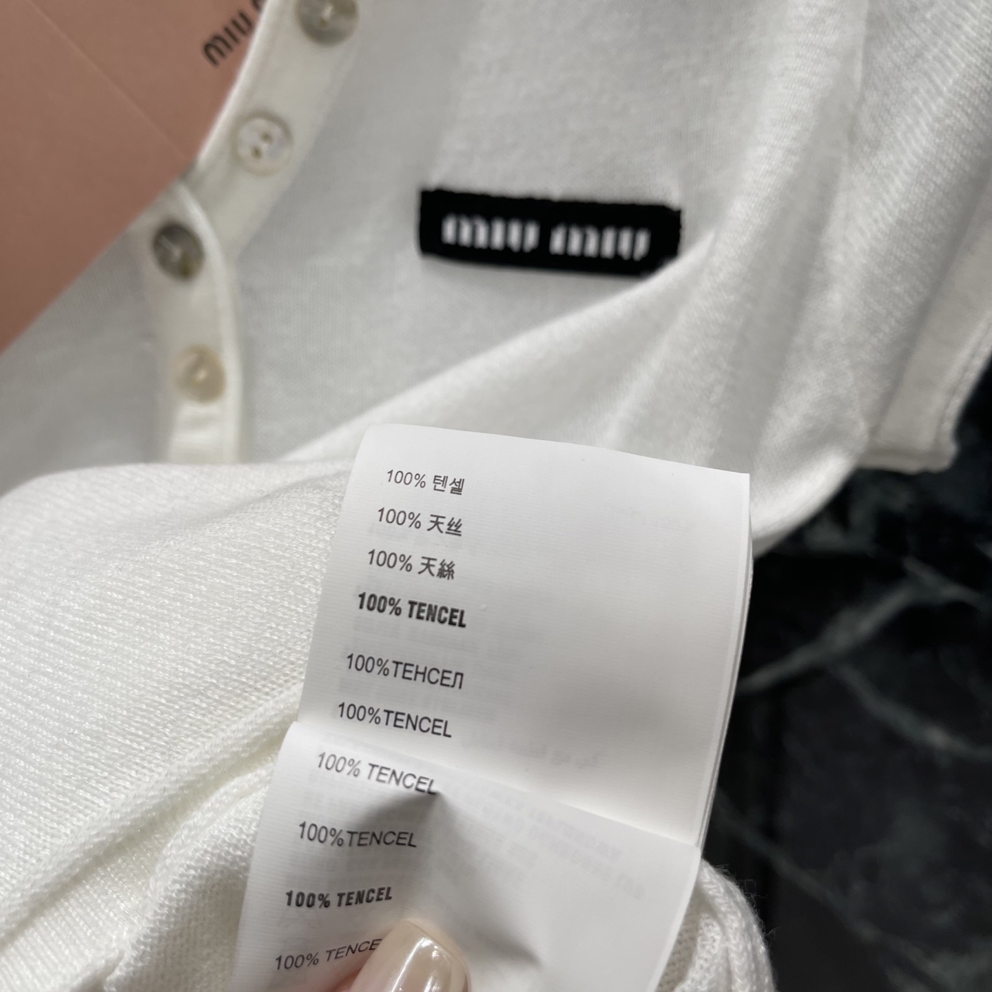 Miu 26早秋新款 半扣短袖上衣 半开襟纽扣设计+胸前品牌刺绣，细节满分 辨识度高 正肩剪裁修身显瘦通