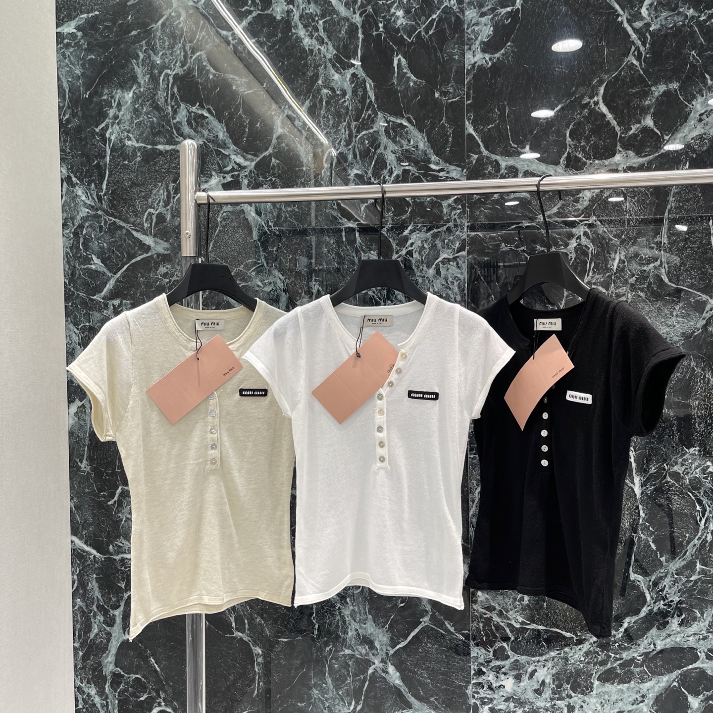 Miu 26早秋新款 半扣短袖上衣 半开襟纽扣设计+胸前品牌刺绣，细节满分 辨识度高 正肩剪裁修身显瘦通