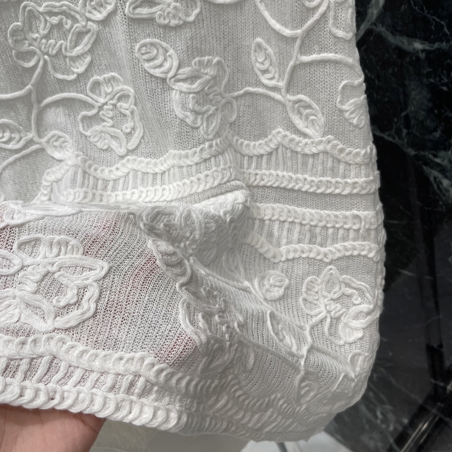 Val华伦 26早秋新款 提花无袖背心 采用精致刺绣工艺，花卉藤蔓图案超有细节感 轻薄透气面料 夏天穿超