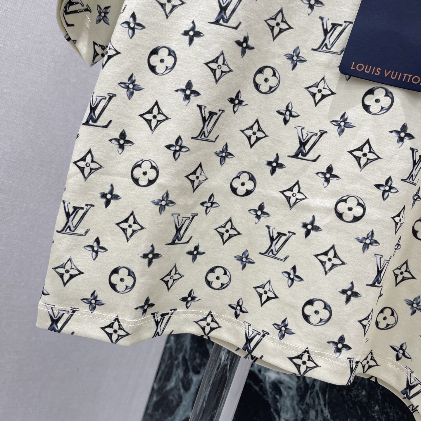 路易 26早秋新款 老花短款T恤 经典Monogram图案+笑脸元素，复古又俏皮!春夏穿超舒服~短款设计