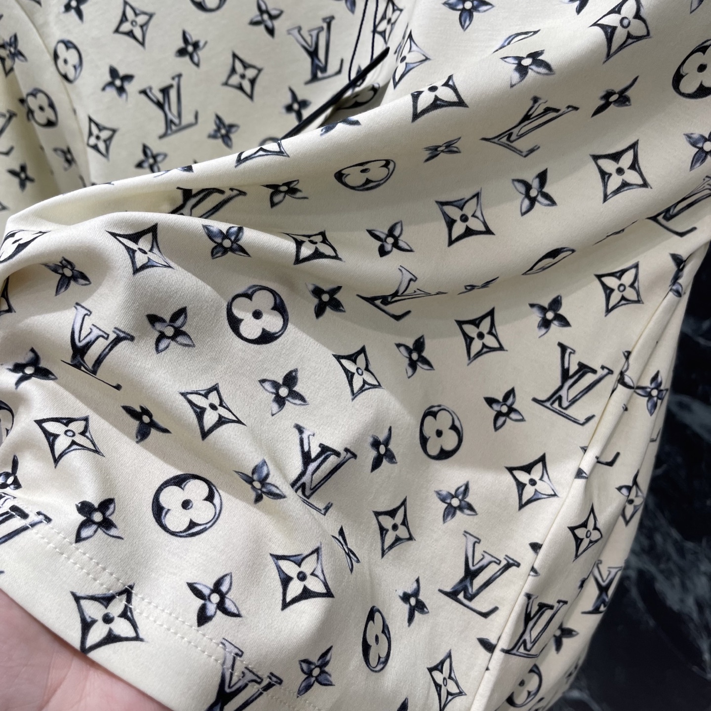 路易 26早秋新款 老花短款T恤 经典Monogram图案+笑脸元素，复古又俏皮!春夏穿超舒服~短款设计