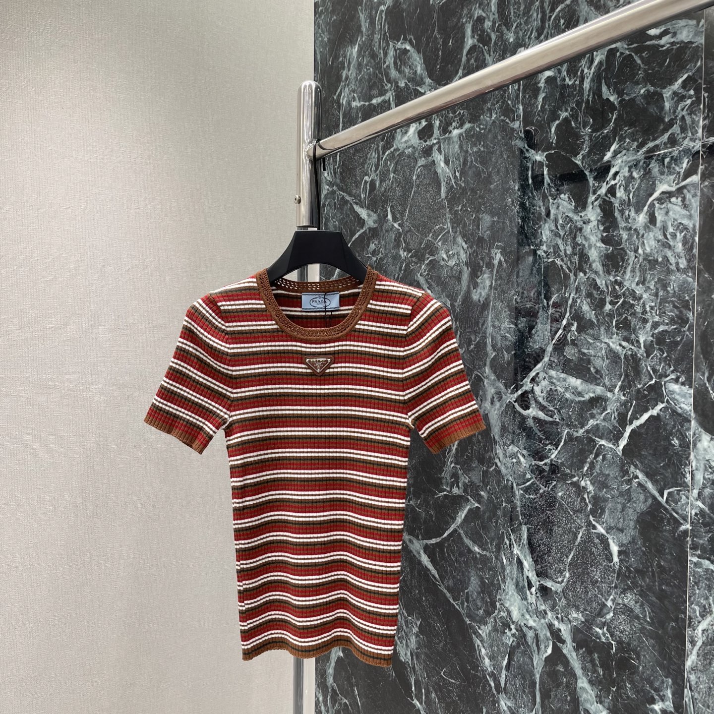 NO:899074,PD 26 early autumn new style striped knitted short-sleeved, full of retro college style, red brown + milk white stripes are super layered! Soft knitted fabric, very breathable and comfortable to wear in summer ~ Slim tailoring makes you slim and elegant. It is great when layered or worn alone. It is a must-have and versatile item for summer wardrobe! One color SML, Prada-clothing, prada, T-shirt,19860909PD 26早秋新款 条纹针织短袖 复古学院风满满 红棕+奶白条纹超有层次感!柔软针织面料,夏天穿很透气舒适~修身剪裁显瘦又显气质 叠穿或单穿都很出彩 是夏季衣橱必备百搭单品!一个色SML,普拉达-服装,prada,T-shirt,,Women's clothing