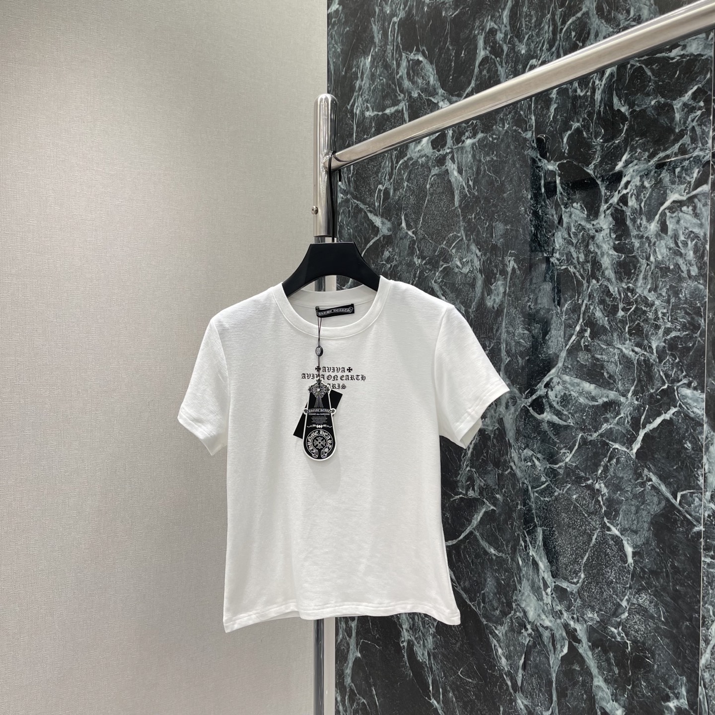 NO:899113,Chrome Hearts 26 early autumn new style printed letter T-shirt, round neck + right shoulder design, modified shoulder lines, slimming and elegant, black letter printing on the chest is simple and recognizable, versatile and not picky, suitable for commuting and leisure! The overall style is simple and fashionable, comfortable and practical, a must-have for daily wear! One color SML, Chrome Hearts-clothing, chrome hearts, tees, t-shirt,19860909克罗心 26早秋新款 印花字母T恤 圆领+正肩设计 修饰肩部线条 显瘦又显气质 胸前黑色字母印花简约有辨识度 百搭不挑人 通勤休闲都OK!整体风格简约时尚 舒适又实用 日常穿搭必备!一个色SML,克罗心-服装,chrome hearts,tees，t-shirt,,Women's clothing