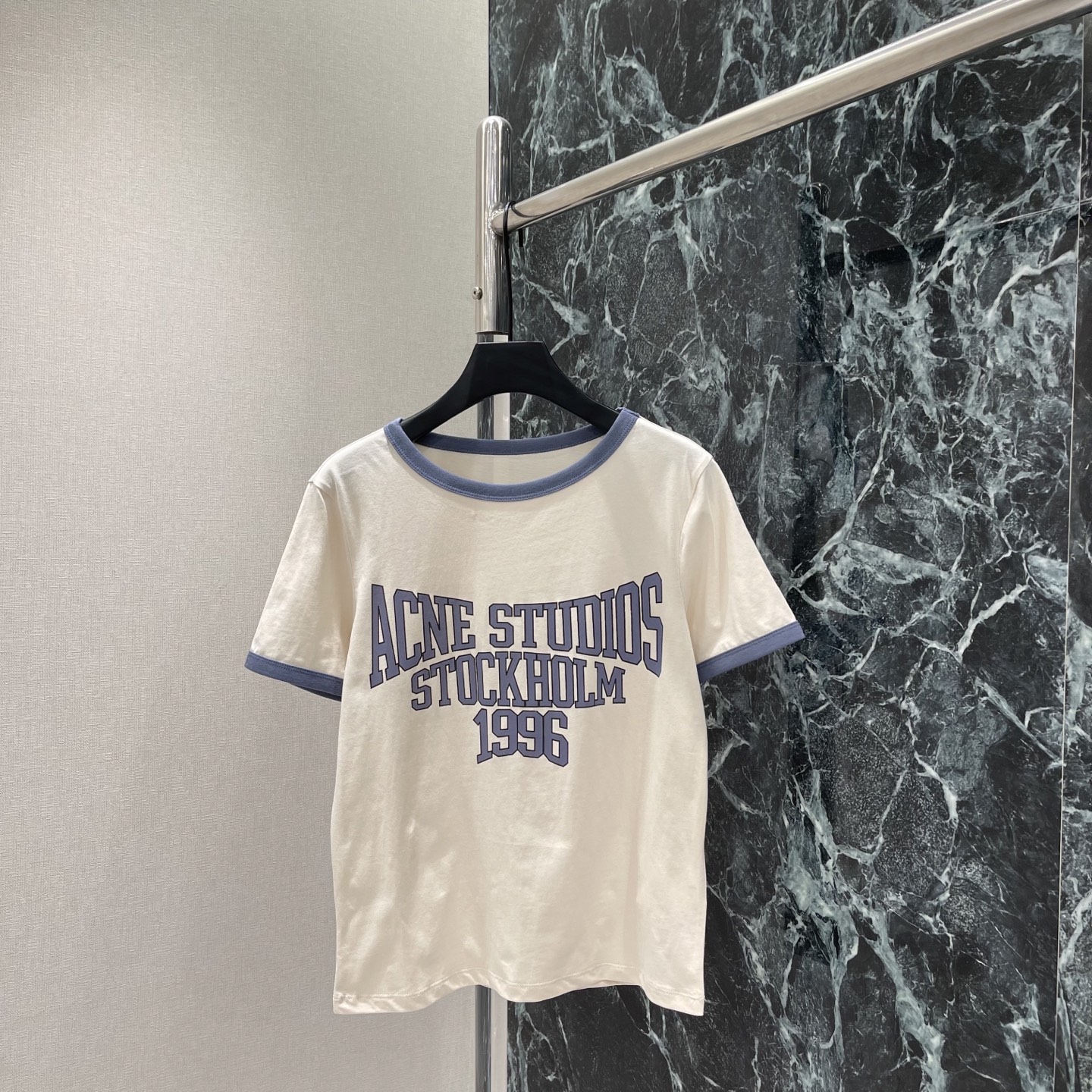 NO:899108,AC 26 early autumn new style 1996 letter T-shirt with brand letters printed on the front, full of brand sense. Loose fit + contrasting collar and cuffs, full of layering. It can be easily worn in daily casual or street style. It goes well with jeans and overalls. It is a must-have and versatile item in the summer wardrobe! Two colors of SML, women's clothing, jeans, tees, t-shirt,19860909AC 26早秋新款 1996字母T恤 正面品牌字母印花字样 品牌感满满.宽松版型+撞色领口袖口 层次感十足 日常休闲或街头风都能轻松驾驭 搭配牛仔裤 工装裤都很出彩,是夏季衣橱必备百搭单品!两个色SML,女装,jeans,tees，t-shirt,,Women's clothing