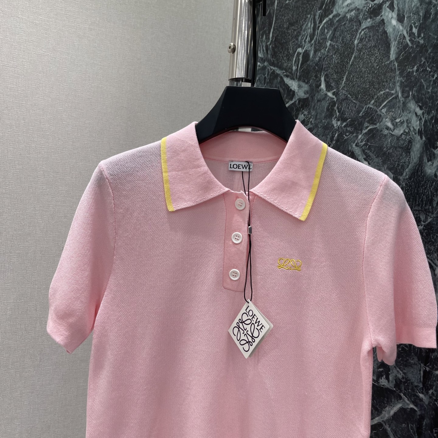 罗意威 26早秋新款 翻领Polo衫 采用柔软针织面料 亲肤透气 夏天穿超舒服!浅粉色搭配黄色领口 清新