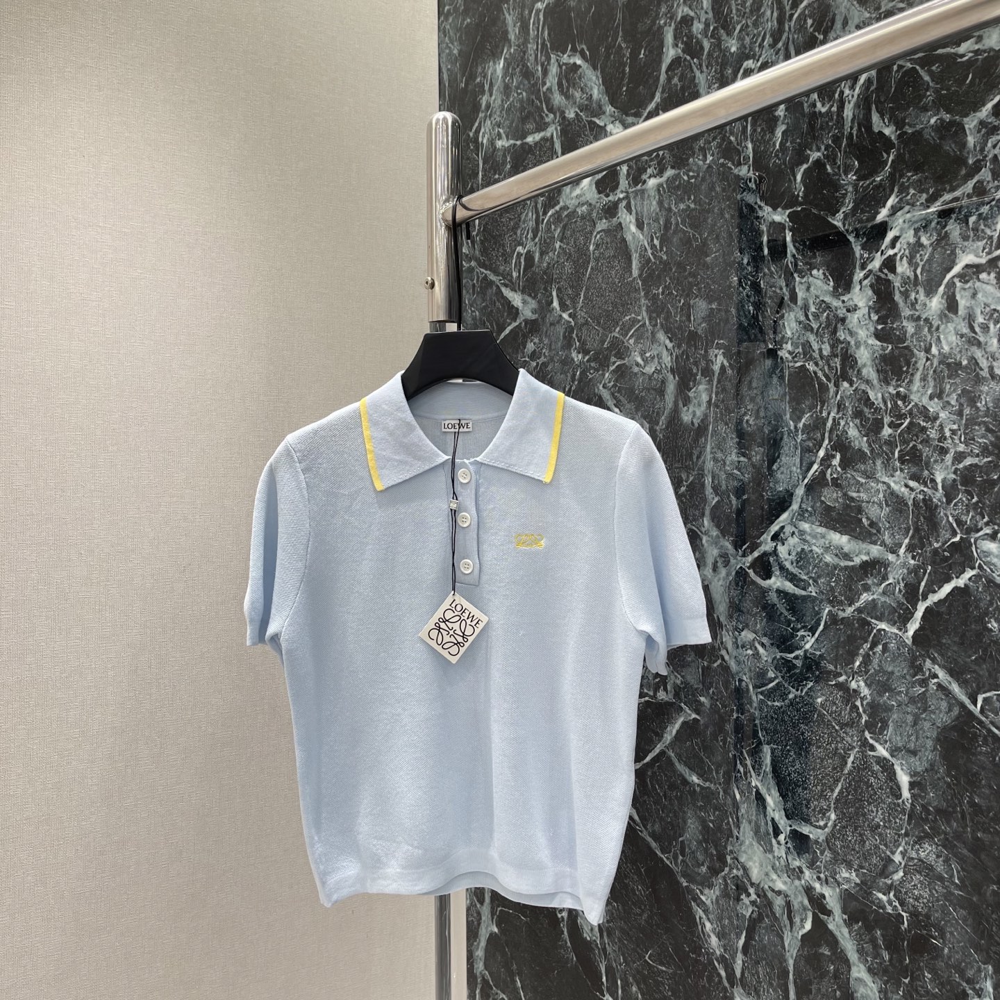 NO:899102,Loewe 26 new early autumn lapel polo shirt is made of soft knitted fabric, skin-friendly and breathable, super comfortable to wear in summer! Light pink with yellow collar, fresh and energetic, brand embroidery on the chest, exquisite details, high recognition, loose version suitable for all kinds of body, comfortable and fashionable, easy to create a vigorous style. Three colors SML, Loewe-clothing, loewe,19860909罗意威 26早秋新款 翻领Polo衫 采用柔软针织面料 亲肤透气 夏天穿超舒服!浅粉色搭配黄色领口 清新又活力满满 胸前品牌刺绣 细节精致 辨识度高 宽松版型适合各种身材 舒适又时髦 轻松打造元气穿搭风格.三个色SML,罗意威-服装,loewe,,Women's clothing