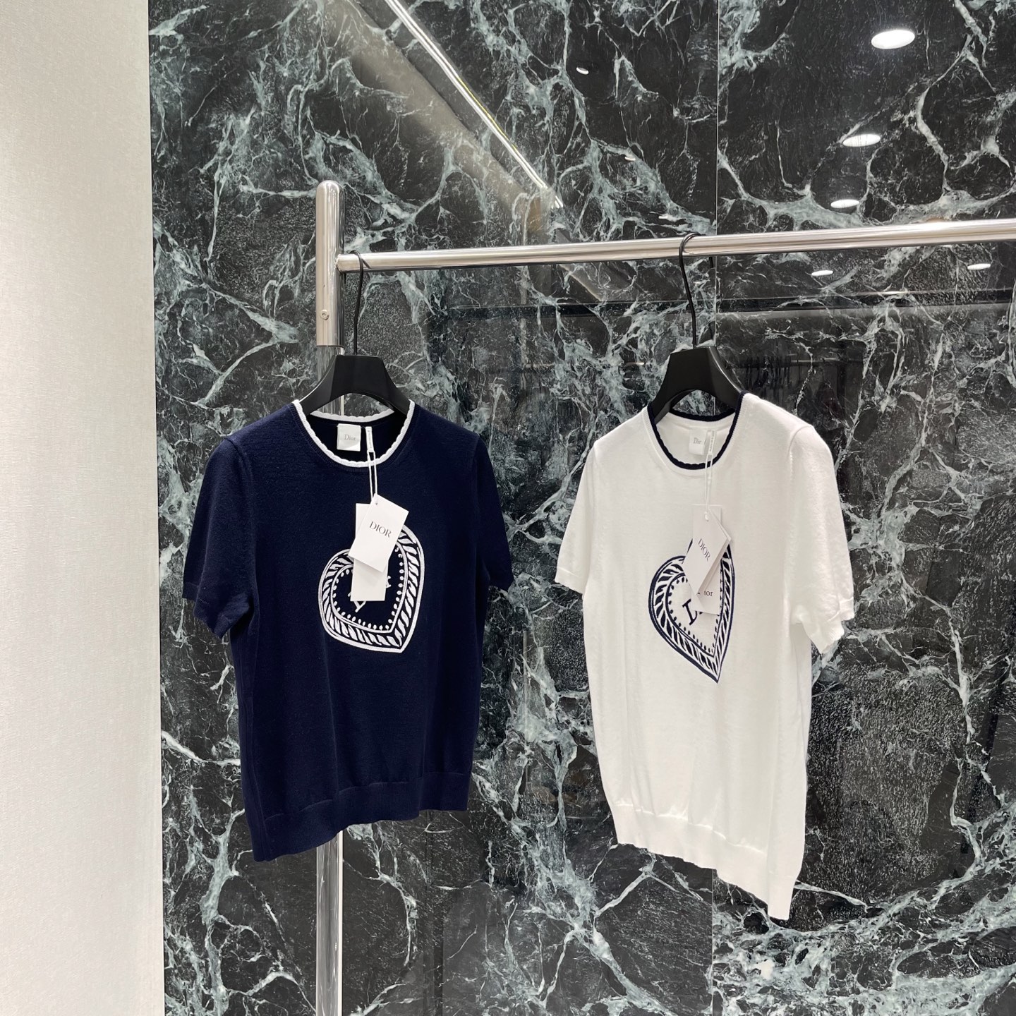 Ｄ家 26早秋新款 爱心刺绣短袖 正面爱心刺绣➕品牌字母字样 简约又有辨识度 撞色滚边领口呼应刺绣 细节