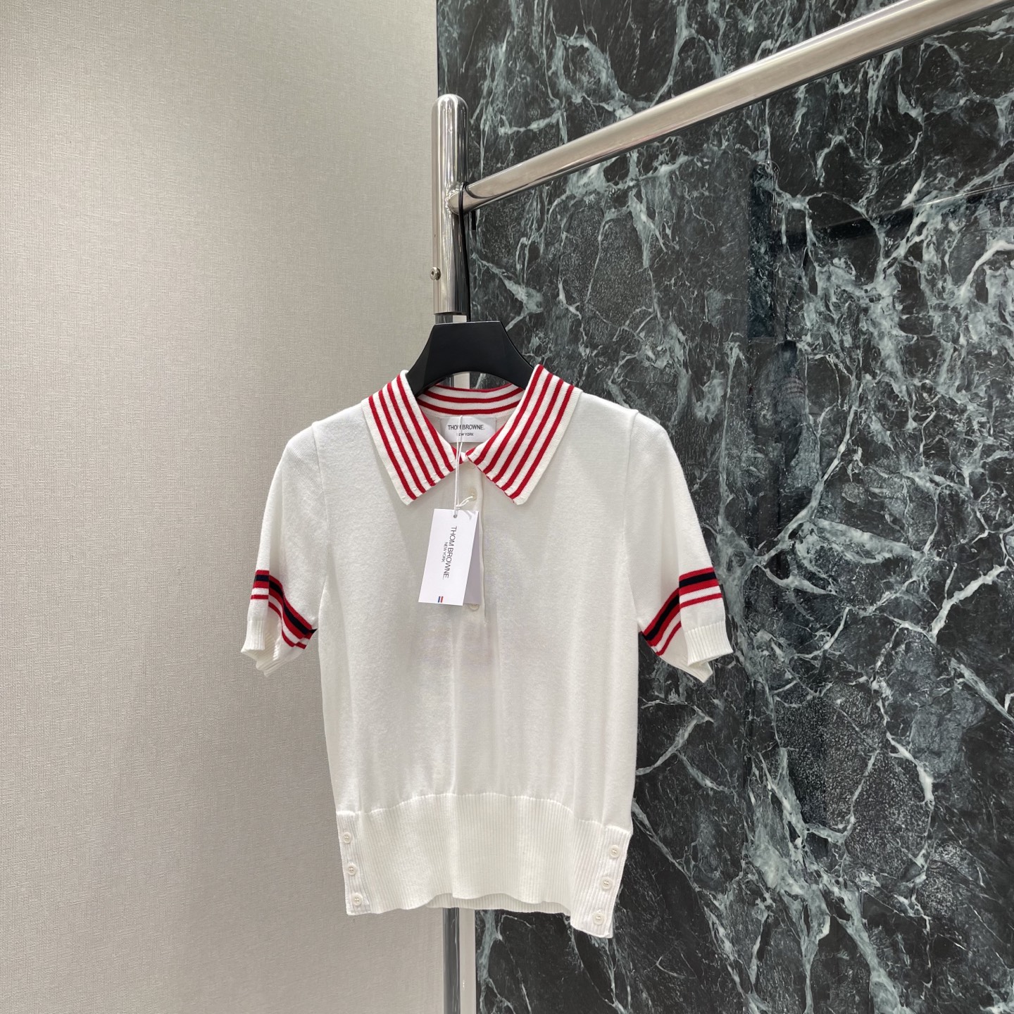 TB 26早秋新款 帆船刺绣针织短袖 搭配条纹翻领和袖口 简约又复古 背部帆船刺绣超有美式复古氛围感，细
