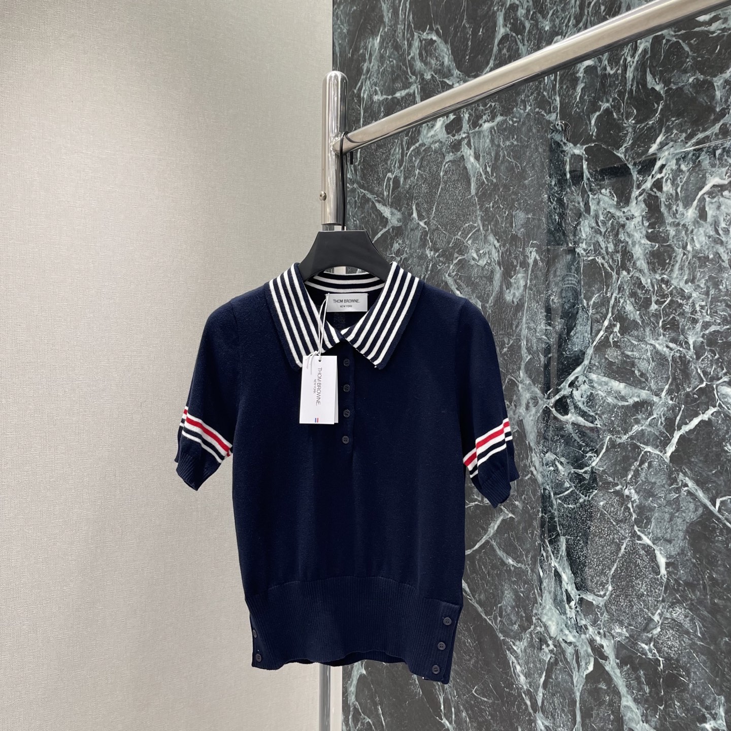 NO:899073,TB 26 early autumn new style sailboat embroidered knitted short sleeves with striped lapels and cuffs, simple and retro. The sailboat embroidery on the back has a super American retro atmosphere and is full of details. The knitted fabric is soft, comfortable and breathable. It is very suitable for summer. It is easy to create a fashionable retro style children's clothing look! Two colors SML, Thom Brown-clothing, Thom Browne, T-shirt,19860909TB 26早秋新款 帆船刺绣针织短袖 搭配条纹翻领和袖口 简约又复古 背部帆船刺绣超有美式复古氛围感,细节满满.针织面料柔软舒适透气性好 夏天穿很合适 轻松打造时髦复古风童装造型!两个色SML,汤姆布朗-服装,thom browne,T-shirt,,Women's clothing