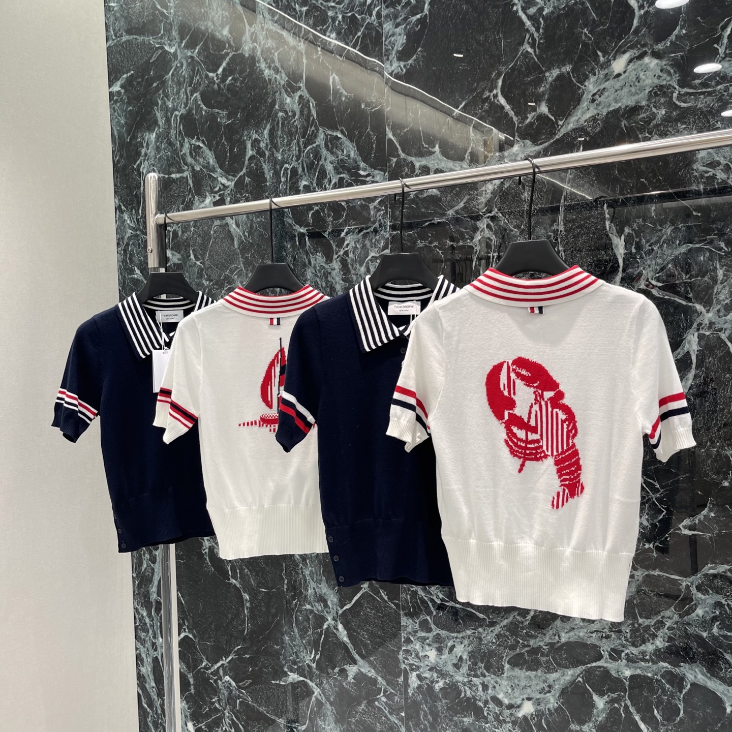 TB 26早秋新款 帆船刺绣针织短袖 搭配条纹翻领和袖口 简约又复古 背部帆船刺绣超有美式复古氛围感，细