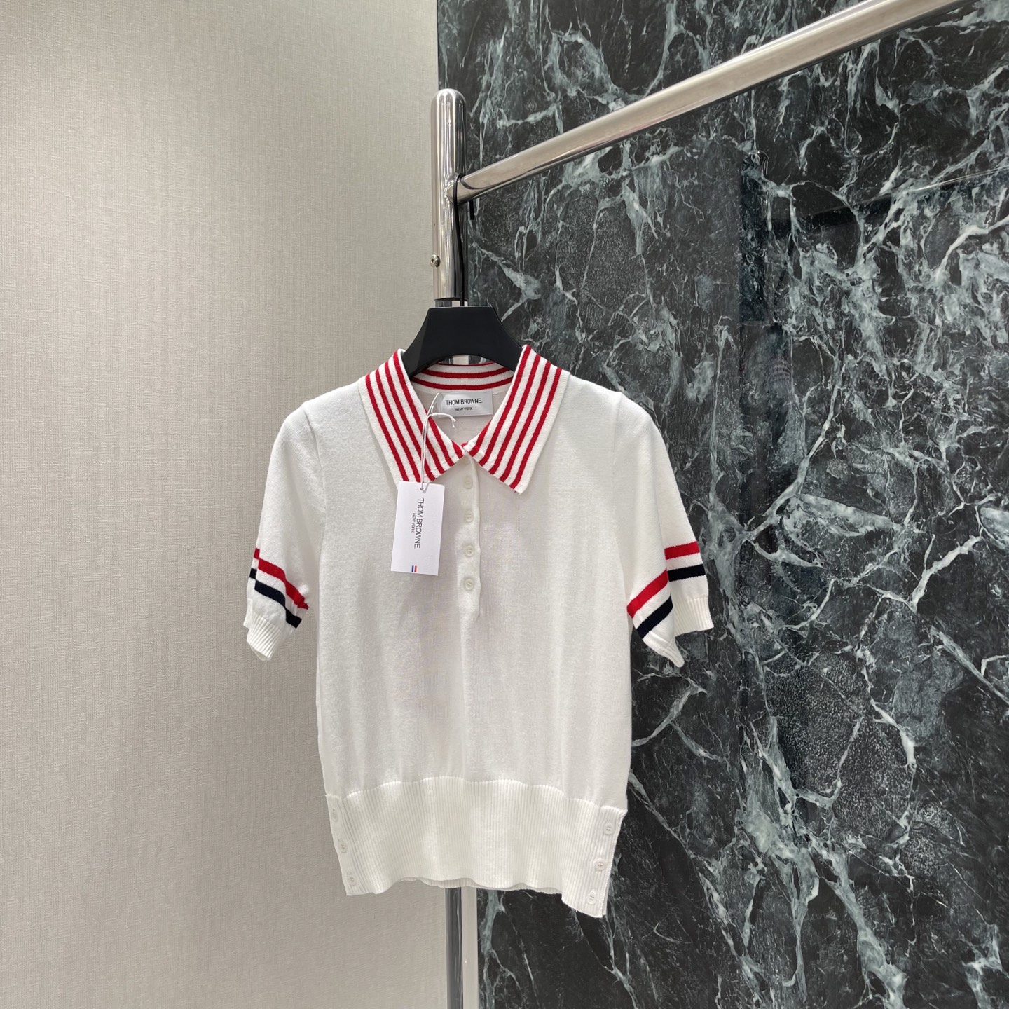 NO:899077,TB 26 early autumn new style lobster embroidered knitted short-sleeves, iconic red, white and blue stripes, highly recognizable! Lobster jacquard pattern on the back, perfect details, full of fun, college style + casual style, looks great with trousers or jeans, can be easily worn in daily or light formal occasions, fashionable and practical! Two colors SML, Thom Browne-clothing, thom browne, jeans, T-shirt,19860909TB 26早秋新款 龙虾刺绣针织短袖 标志性红白蓝条纹,辨识度超高!背部龙虾提花图案 细节满分 趣味十足 学院风+休闲风,搭配西裤或牛仔裤都很出彩,日常或轻正式场合都能轻松驾驭 时尚又实用!两个色SML,汤姆布朗-服装,thom browne,jeans,T-shirt,,Women's clothing