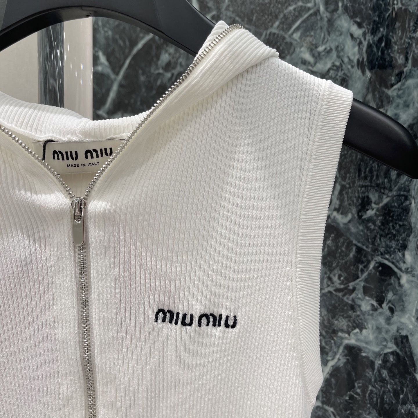 Miu 26早秋新款 半拉链无袖背心 半拉链设计方便穿脱，还能随心调节领口 连帽造型休闲感满满 胸前品牌