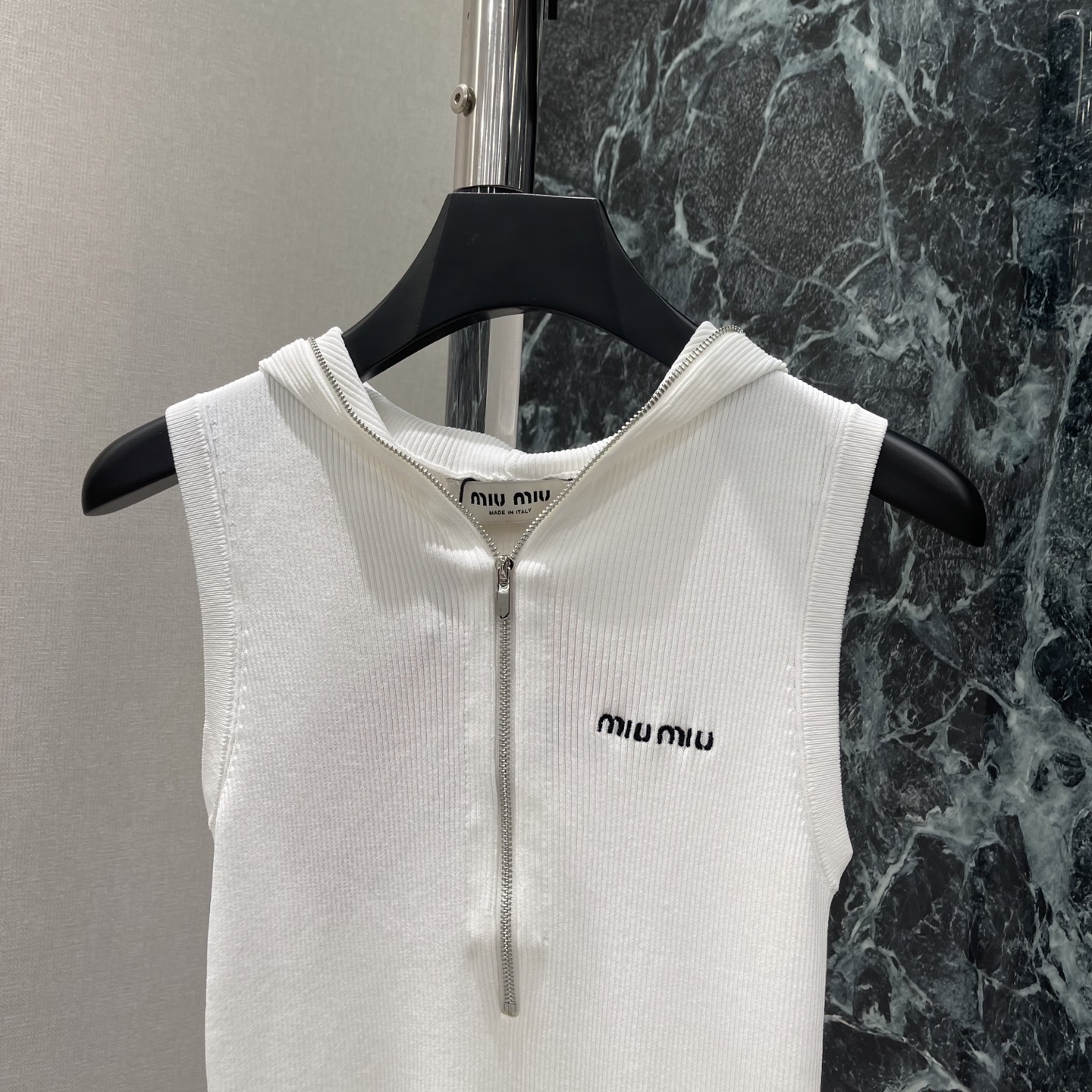 Miu 26早秋新款 半拉链无袖背心 半拉链设计方便穿脱，还能随心调节领口 连帽造型休闲感满满 胸前品牌