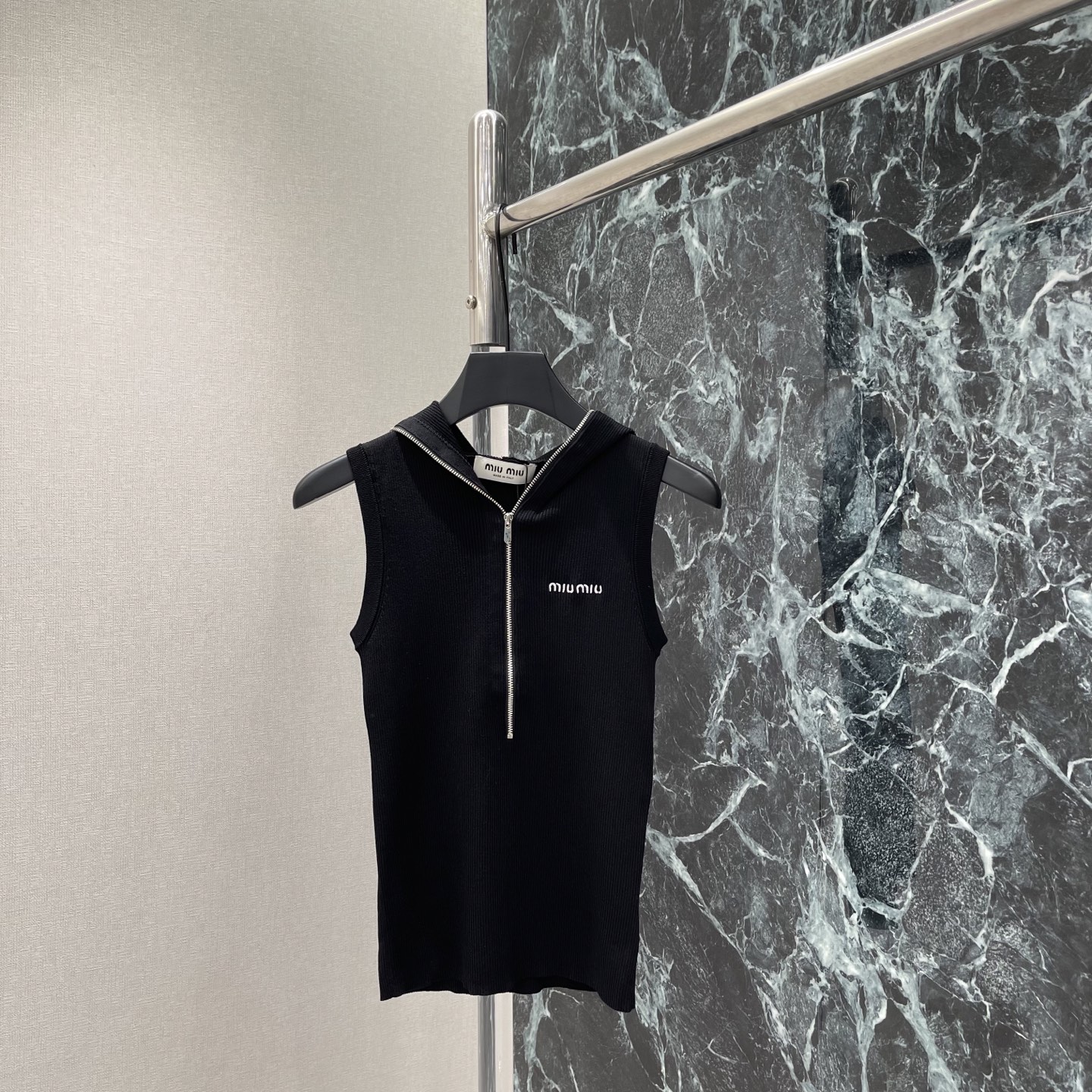 NO:899085,Miu 26 new early autumn half-zip sleeveless vest. The half-zip design is easy to put on and take off, and the neckline can be adjusted at will. The hooded shape is full of casualness. The brand embroidery on the chest is very recognizable. Simple and fashionable. It goes well with jeans or shorts, and can easily create a handsome or casual style. Three colors SML, Miu Miu-clothing, miumiu, shorts, jeans, hats,19860909Miu 26早秋新款 半拉链无袖背心 半拉链设计方便穿脱,还能随心调节领口 连帽造型休闲感满满 胸前品牌刺绣超有辨识度 简约又时髦 搭牛仔裤或短裤都很出彩,轻松打造痞帅或休闲风.三个色SML,缪缪-服装,miumiu,shorts,jeans,hats,,Women's clothing