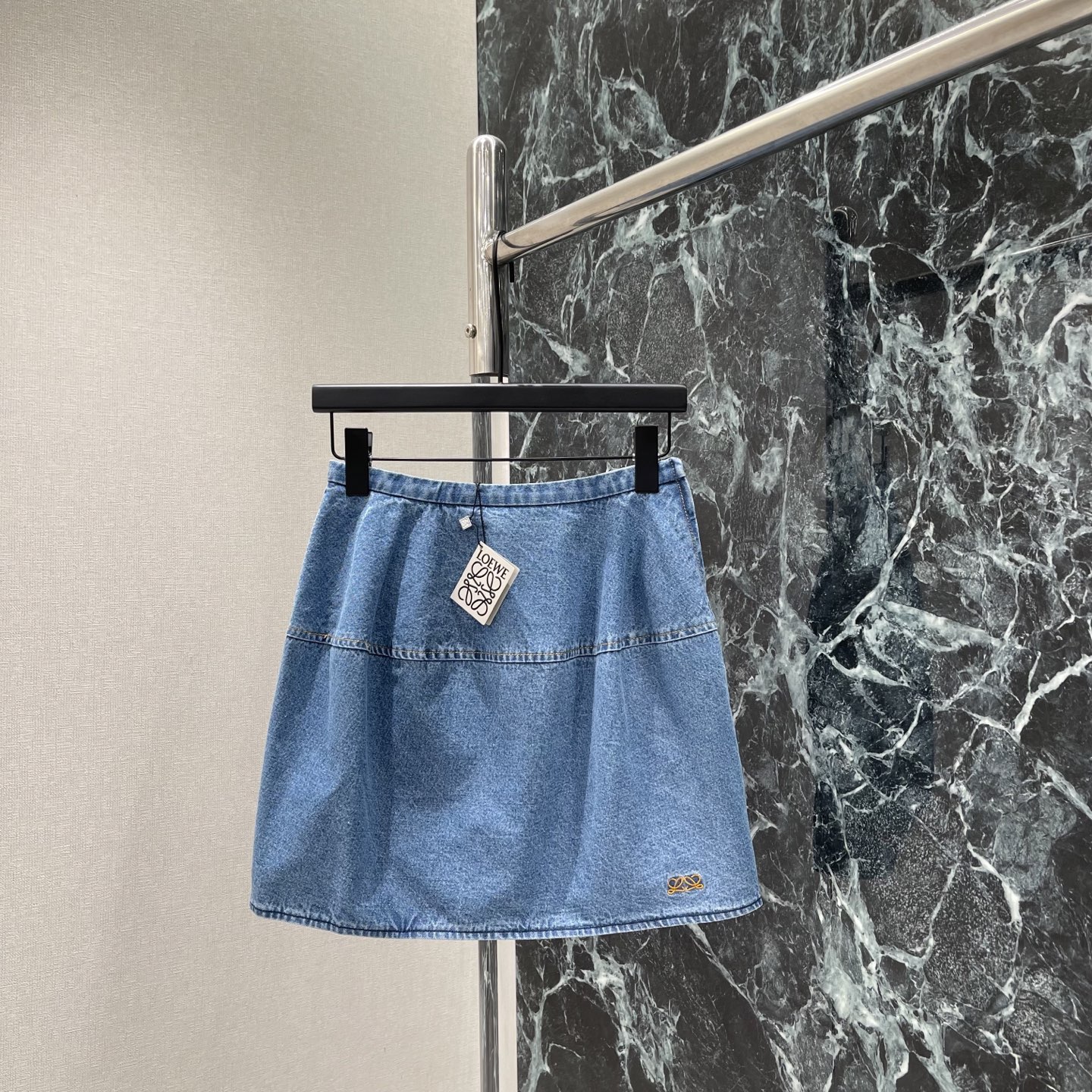 NO:903715,Loewe 26 early autumn new style balloon denim skirt, washed denim fabric, light blue distressed tone, flower bud skirt full of three-dimensionality, modifying the crotch and leg lines, slimming and elongating proportions, Anagram embroidery on the skirt is low-key and exquisite, retro and versatile, easy to get a relaxed atmosphere! One color SML, Loewe-clothing, loewe, skirts,19860909罗意威 26早秋新款 气球牛仔半裙 水洗牛仔面料 浅蓝做旧色调 花苞裙型立体感满满 修饰胯部和腿部线条 显瘦又拉长比例 裙摆Anagram刺绣低调精致 复古百搭,轻松get松弛氛围感!一个色SML,罗意威-服装,loewe,skirts,,Women's clothing
