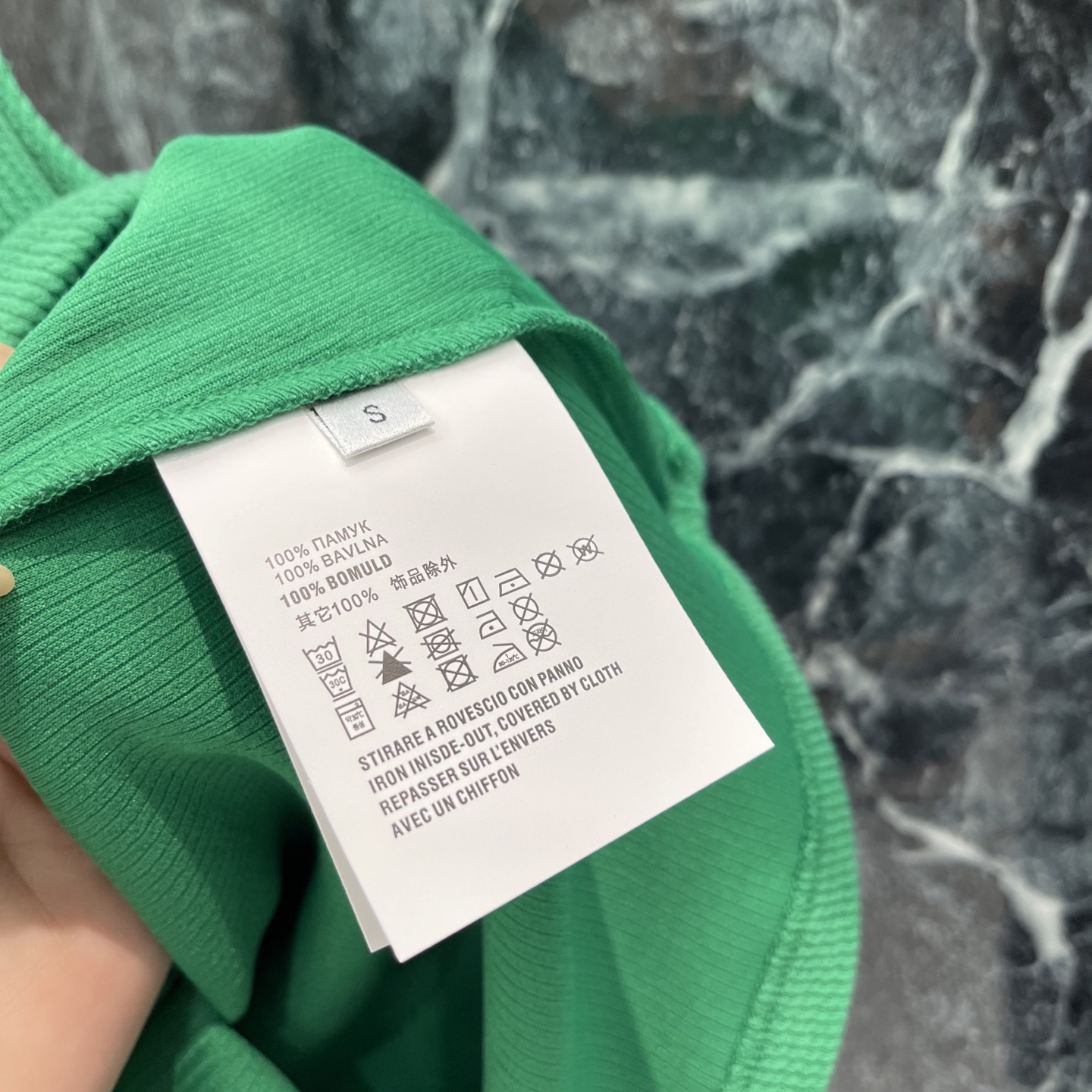 罗意威 26早秋新款 U领无袖背心 采用柔软亲肤螺纹面料 贴合身形 U领+宽肩带设计 修饰肩颈线条 穿着