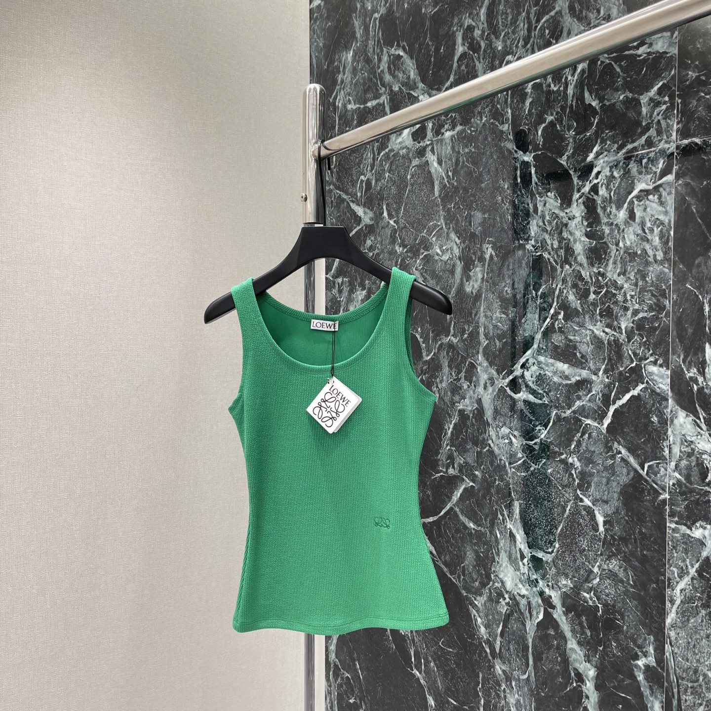 NO:903705,Loewe's 26 early autumn new U-neck sleeveless vest is made of soft, skin-friendly threaded fabric, fits the body shape, U-neck + wide shoulder strap design, modifies the shoulder and neck lines, comfortable to wear but not tight, full score of low-key brand embroidery details on the front, low saturation green, white, yellow leather friendly, suitable for wearing alone or inside in summer! One color SML, Loewe-clothing, loewe,19860909罗意威 26早秋新款 U领无袖背心 采用柔软亲肤螺纹面料 贴合身形 U领+宽肩带设计 修饰肩颈线条 穿着舒适不勒肉 正面低调品牌刺绣细节满分 低饱和度绿色显白 黄皮友好 夏天单穿或内搭都很OK!一个色SML,罗意威-服装,loewe,,Women's clothing