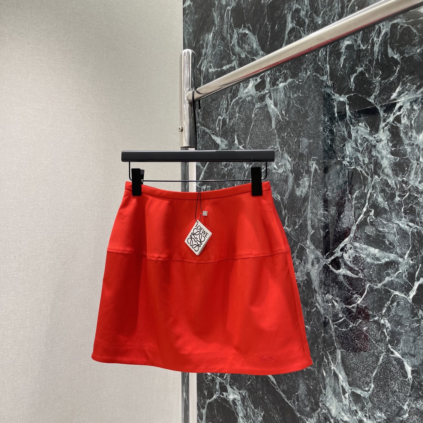 NO:903697,Loewe's 26 early autumn new style balloon skirt. Iconic balloon pleat silhouette. Modifies the hip width and thighs. It looks slim and covers the flesh. The mid-high waist design raises the waistline. The short style is smart and not procrastinating. It can be easily managed for daily commuting or vacation. Pair it with a simple top or sweater, French elegance is easy to get! Two colors SML, Loewe-clothing, loewe, skirts,19860909罗意威 26早秋新款 气球半身裙 标志性气球褶皱廓形 修饰胯宽和大腿 显瘦又遮肉 中高腰设计拉高腰线 短款灵动不拖沓 日常通勤或度假都能轻松驾驭 配简约上衣或针织衫,法式优雅轻松get!两个色SML,罗意威-服装,loewe,skirts,,Women's clothing