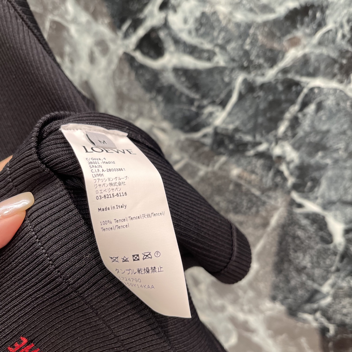 罗意威 26早秋新款 刺绣字母背心 修身剪裁+U型圆领，修饰锁骨线条，展现身材曲线 正面搭配刺绣满印LO