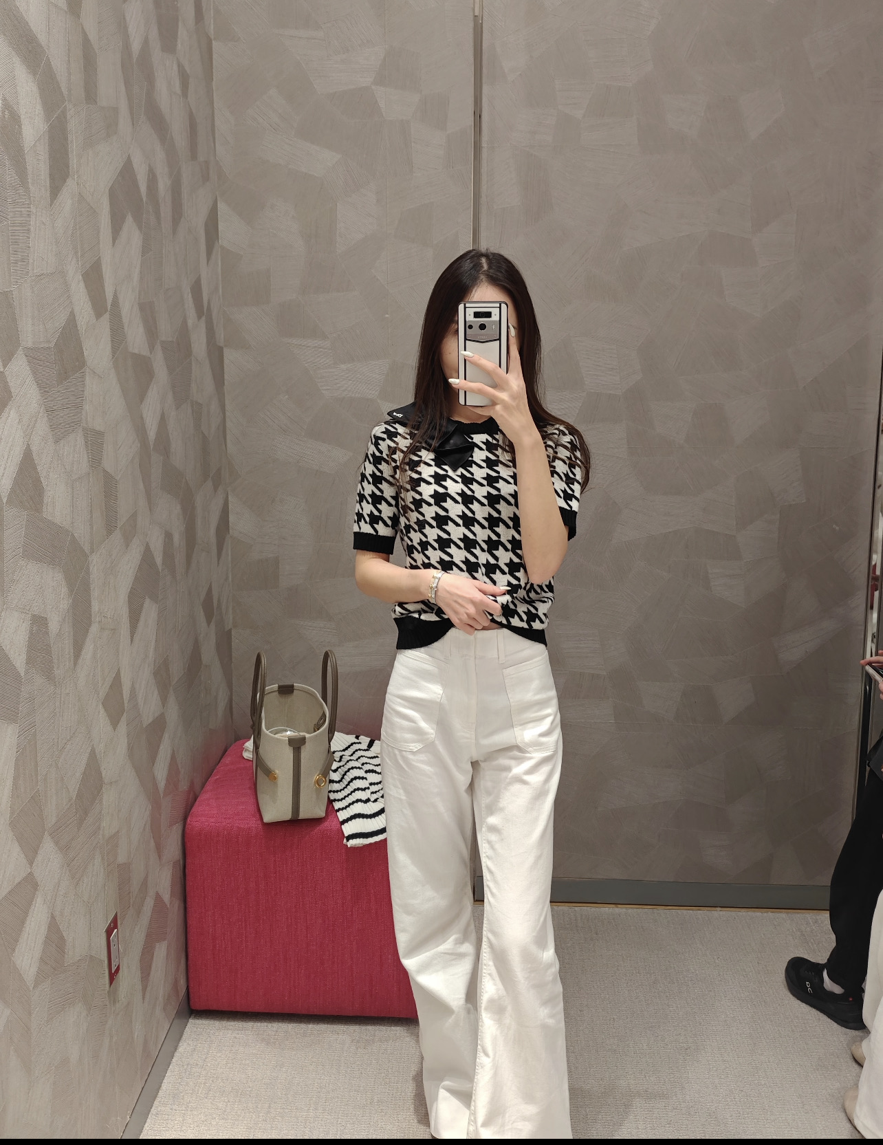 Ｄ家 26早秋新款 几何针织短袖 菱形图案 简约又有辨识度。柔软针织面料 穿着舒适，圆领设计+同色系大蝴