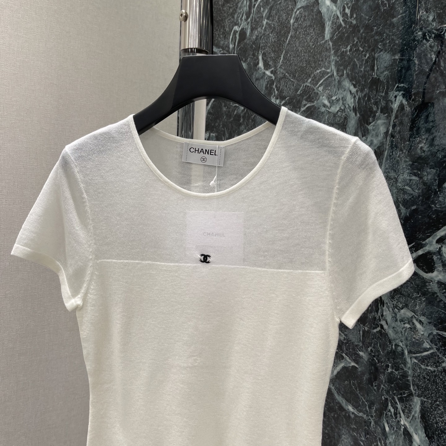 小香 26早秋新款 短袖上衣 夏天穿超舒服!胸前品牌标志点缀 细节满分 修身微弹 贴合身形但不紧绷 单穿