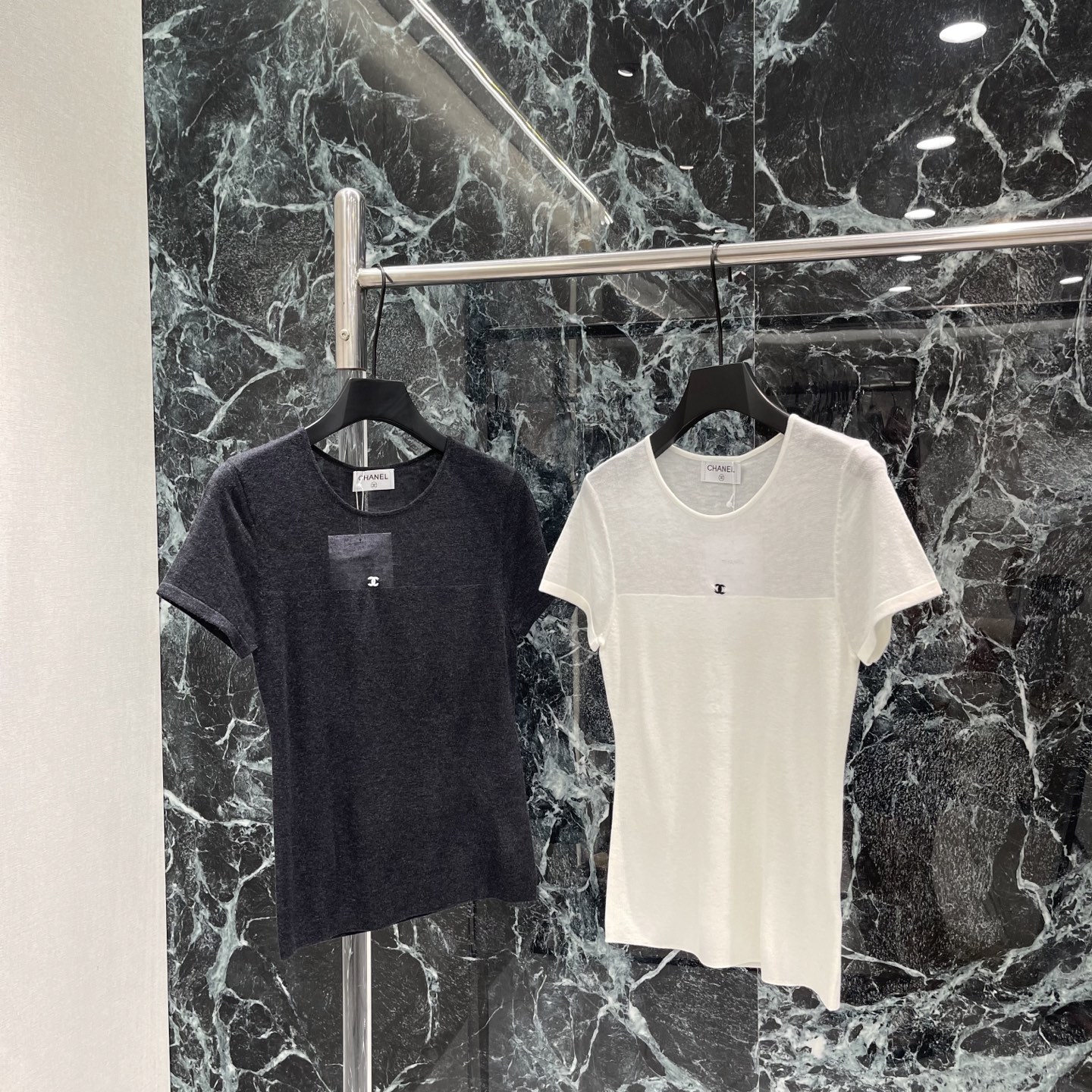 小香 26早秋新款 短袖上衣 夏天穿超舒服!胸前品牌标志点缀 细节满分 修身微弹 贴合身形但不紧绷 单穿