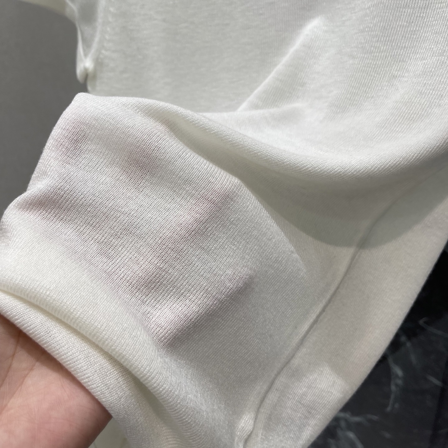 小香 26早秋新款 短袖上衣 夏天穿超舒服!胸前品牌标志点缀 细节满分 修身微弹 贴合身形但不紧绷 单穿