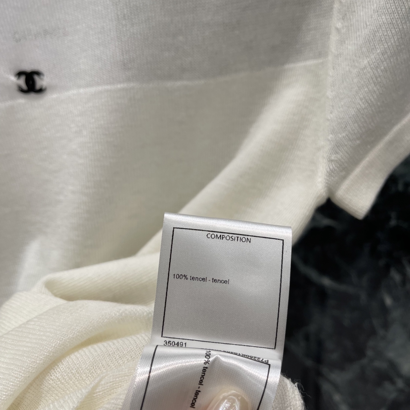 小香 26早秋新款 短袖上衣 夏天穿超舒服!胸前品牌标志点缀 细节满分 修身微弹 贴合身形但不紧绷 单穿