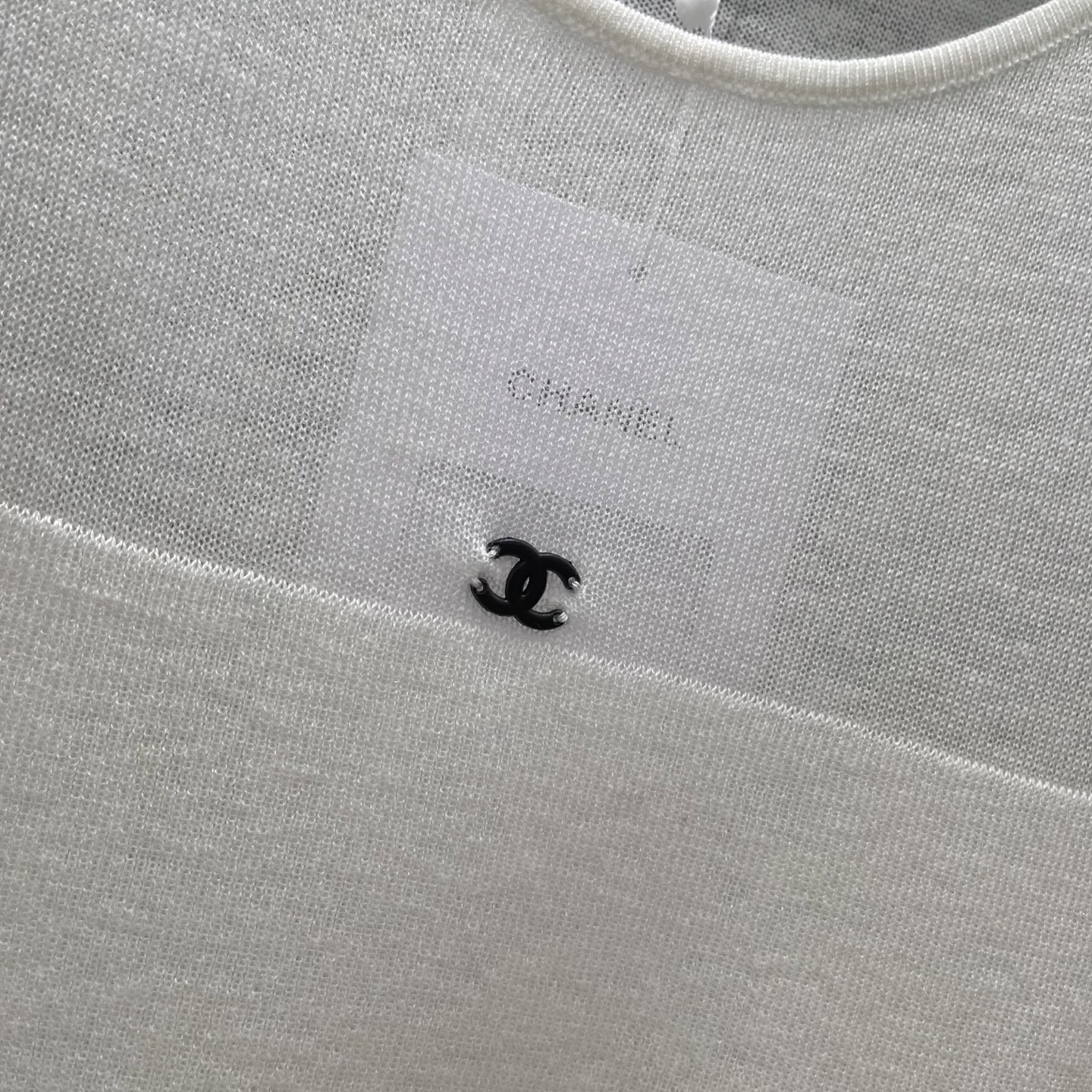 小香 26早秋新款 短袖上衣 夏天穿超舒服!胸前品牌标志点缀 细节满分 修身微弹 贴合身形但不紧绷 单穿