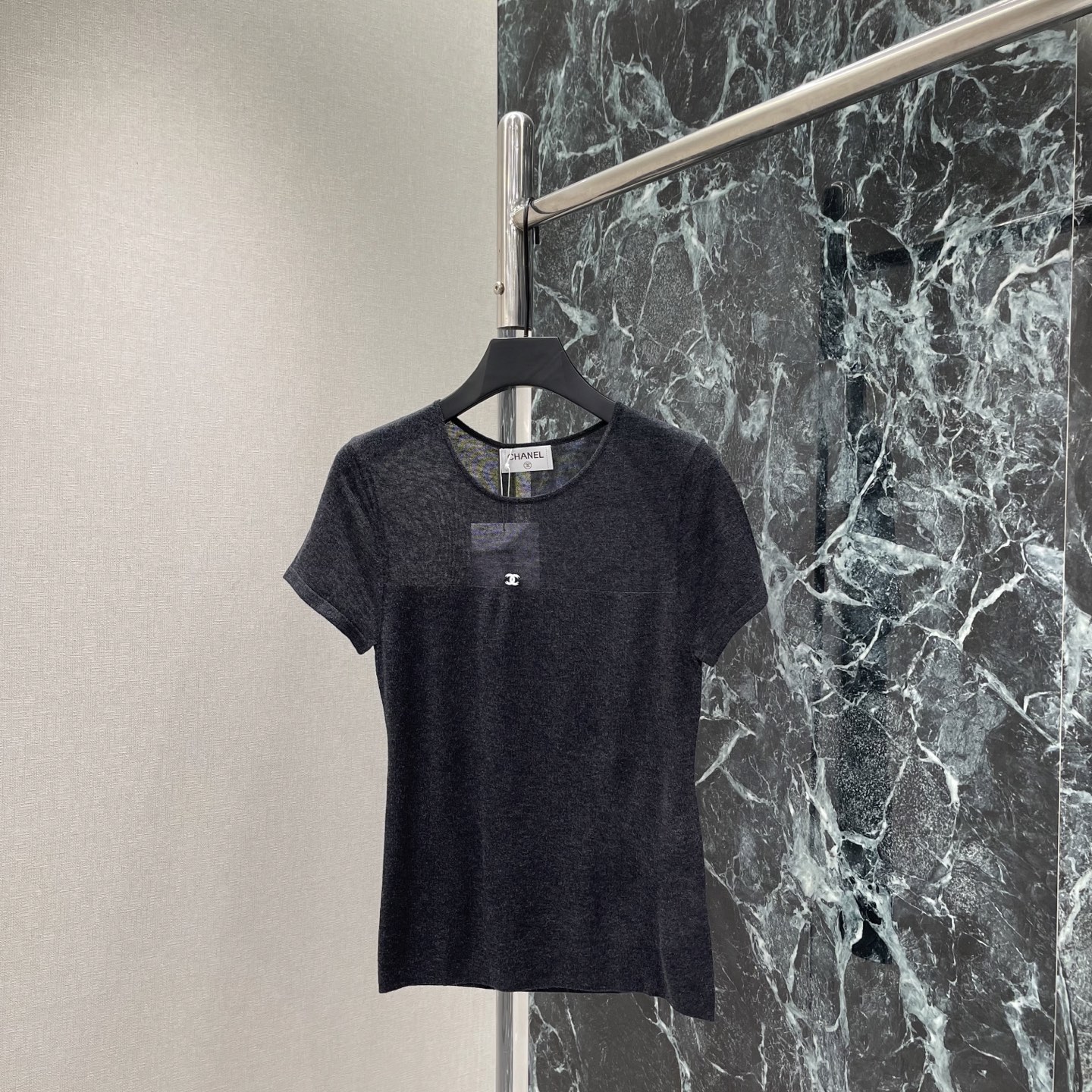 NO:903724,Xiaoxiang's 26 early autumn new short-sleeved top is super comfortable to wear in summer! The brand logo on the chest is embellished with perfect details. It is slim and slightly elastic. It fits the body shape but is not tight. It is versatile to wear alone or layered. It can be easily switched between styles for commuting, dating, and daily use. It is a must-have item for summer wardrobe! Two colors SML, Chanel-clothing, chanel, T-shirt,19860909小香 26早秋新款 短袖上衣 夏天穿超舒服!胸前品牌标志点缀 细节满分 修身微弹 贴合身形但不紧绷 单穿或内搭都很百搭 轻松切换风格 通勤 约会 日常都能hold住,是夏季衣橱必备单品!两个色SML,香奈儿-服装,chanel,T-shirt,,Women's clothing