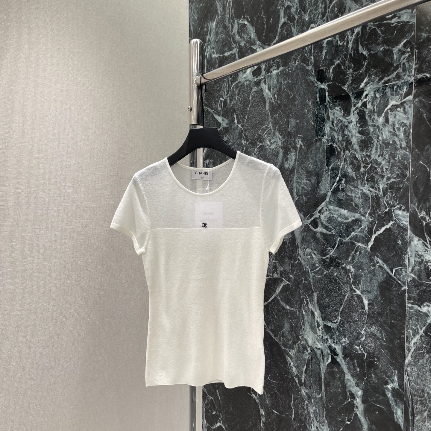 小香 26早秋新款 短袖上衣 夏天穿超舒服!胸前品牌标志点缀 细节满分 修身微弹 贴合身形但不紧绷 单穿