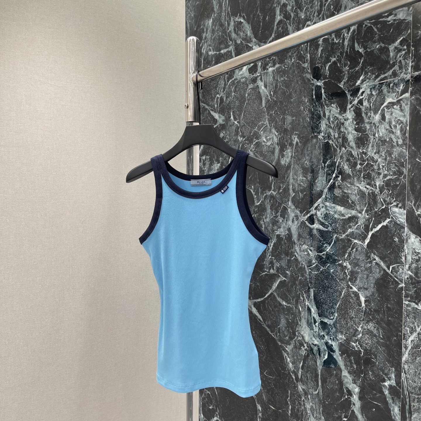 NO:903742,PD 26 early autumn new style Contrast color sleeveless vest Contrast color edge design is simple and detailed. The small logo on the chest is very recognizable. Sleeveless tailoring. It is OK to wear alone or layered with it! Pair it with a high-waist skirt or jeans to easily get a fashionable and casual style, which can be easily controlled for daily outings and vacations ~ two colors SML, Prada-clothing, prada, skirts, jeans,19860909PD 26早秋新款 撞色无袖背心 撞色边缘设计简约又有细节感 胸前小Logo超有辨识度 无袖剪裁 单穿或内搭都很OK!搭配高腰裙or牛仔裤 轻松get时髦休闲风,日常出街、度假都能轻松驾驭~两个色SML,普拉达-服装,prada,skirts,jeans,,Women's clothing